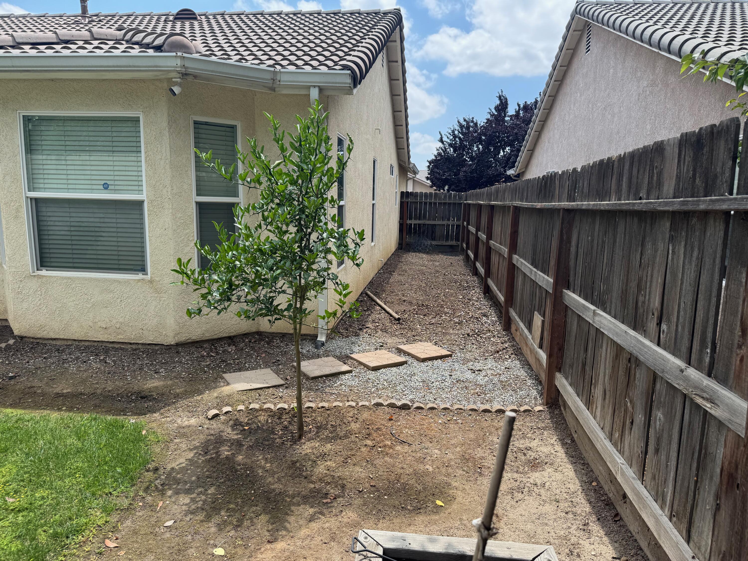 1960 E NE Sandalwood Ave, Tulare, CA 93274