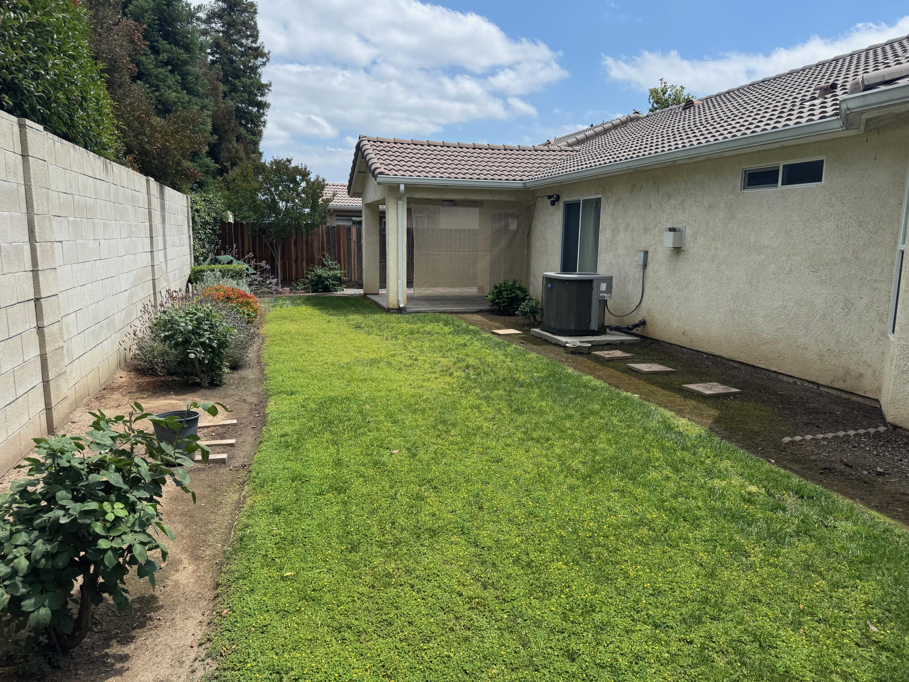 1960 E NE Sandalwood Ave, Tulare, CA 93274