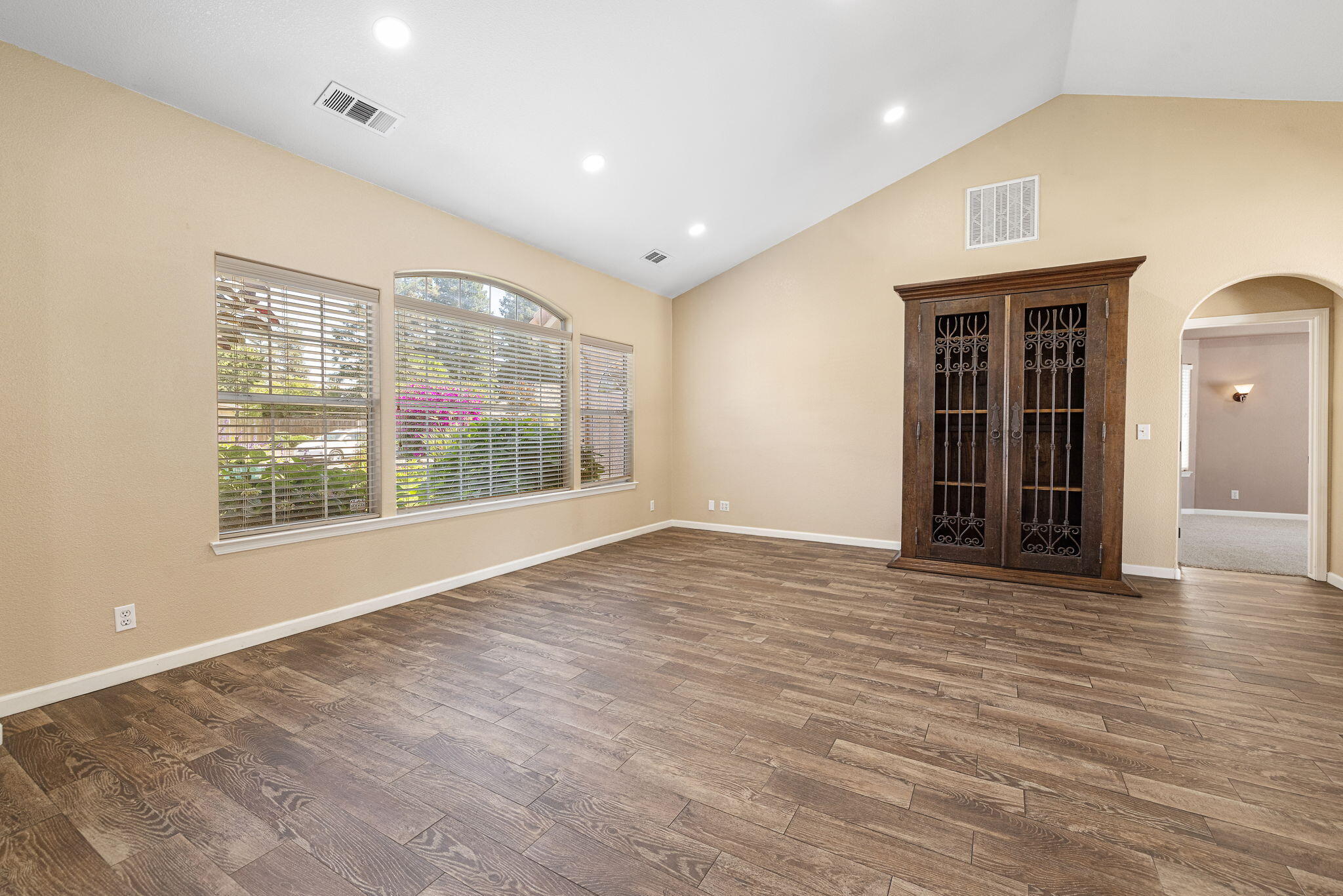 5941 W Cutler Ct, Visalia, CA 93277