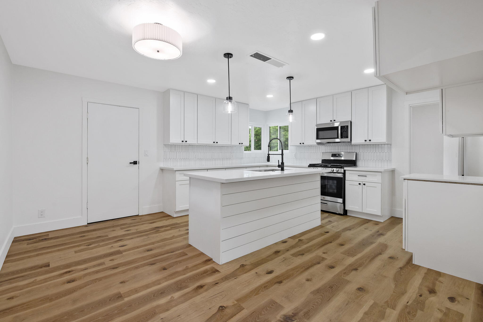 415 Franket Dr, Hanford, CA 93230