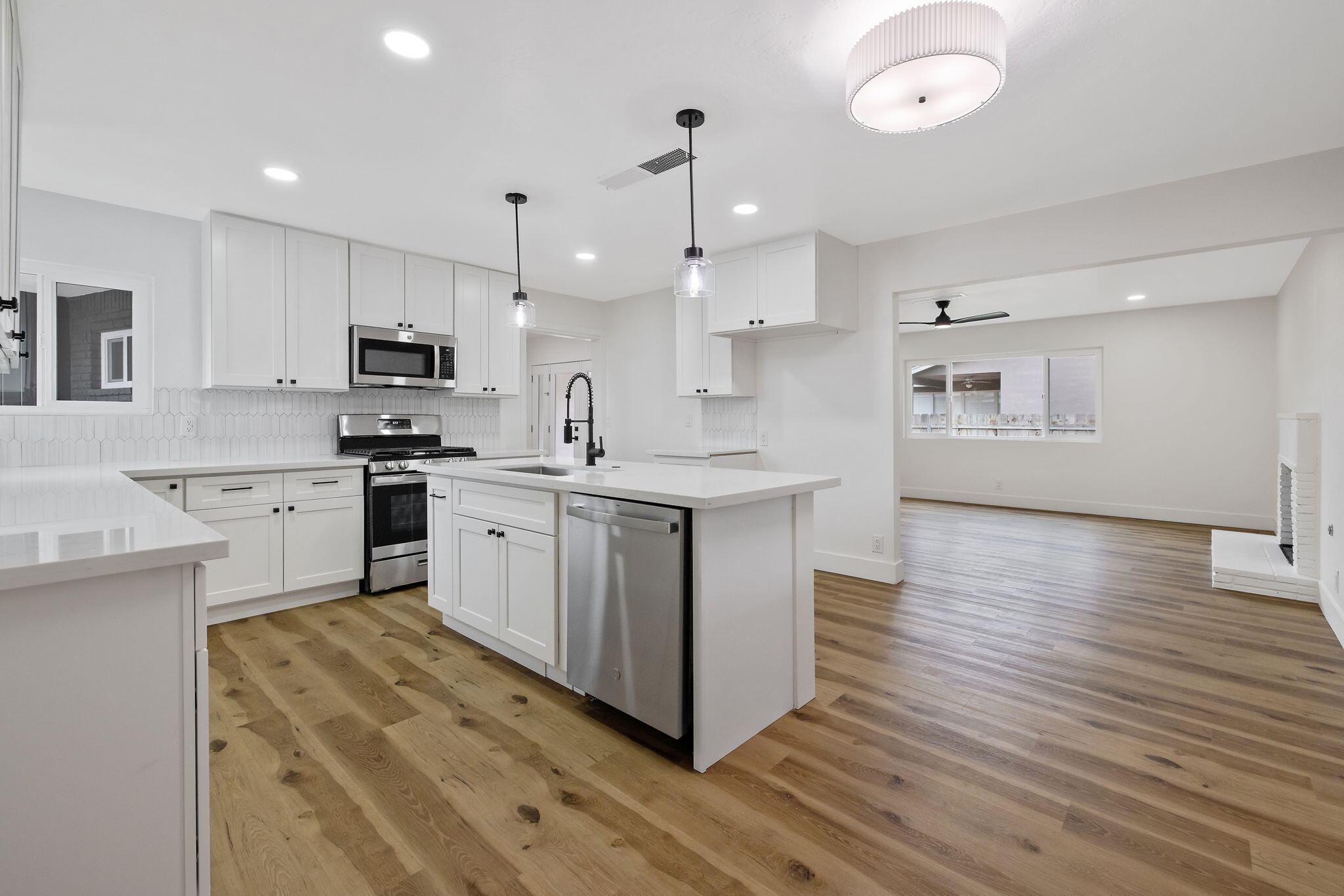 415 Franket Dr, Hanford, CA 93230