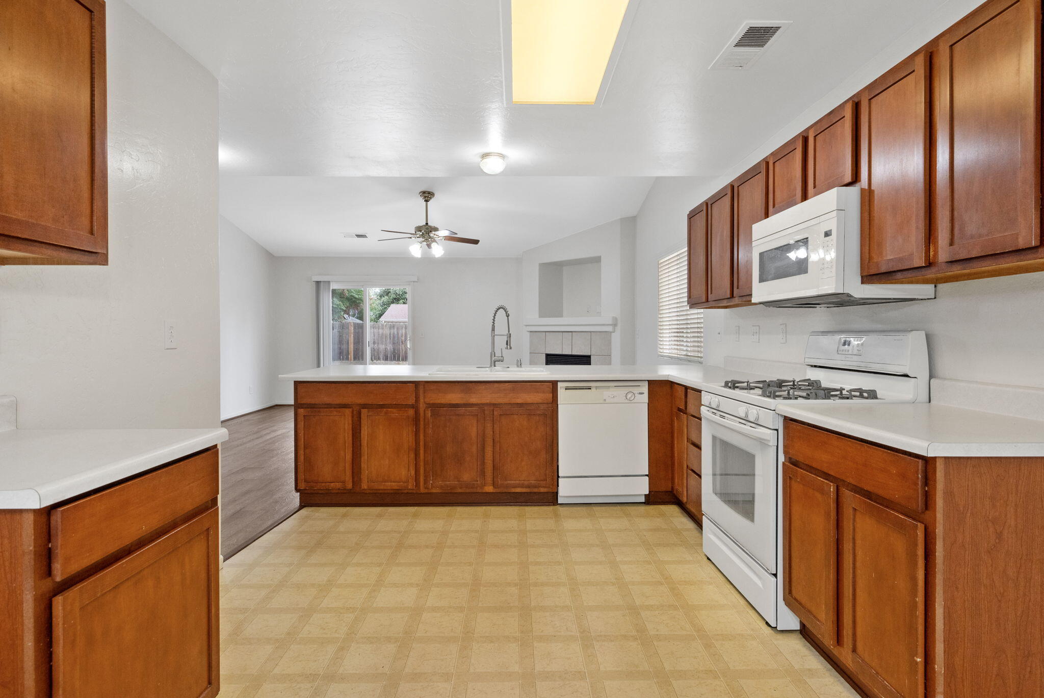2843 W Brooke Ave, Visalia, CA 93291