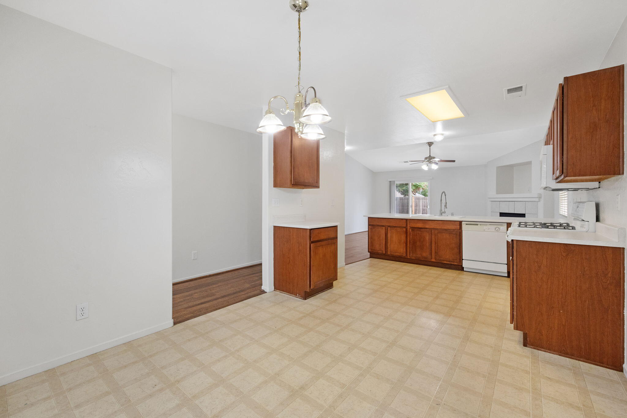 2843 W Brooke Ave, Visalia, CA 93291