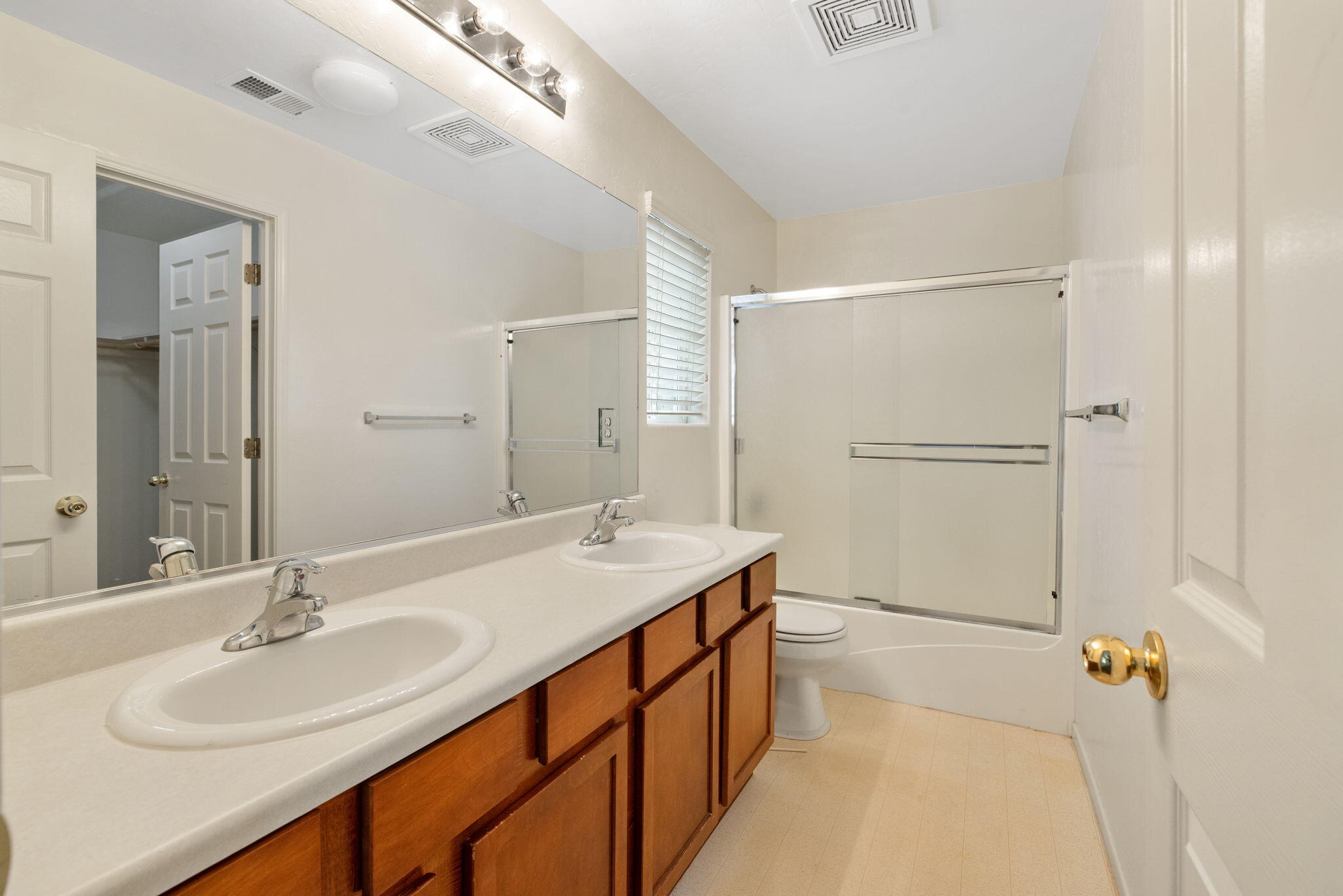 2843 W Brooke Ave, Visalia, CA 93291