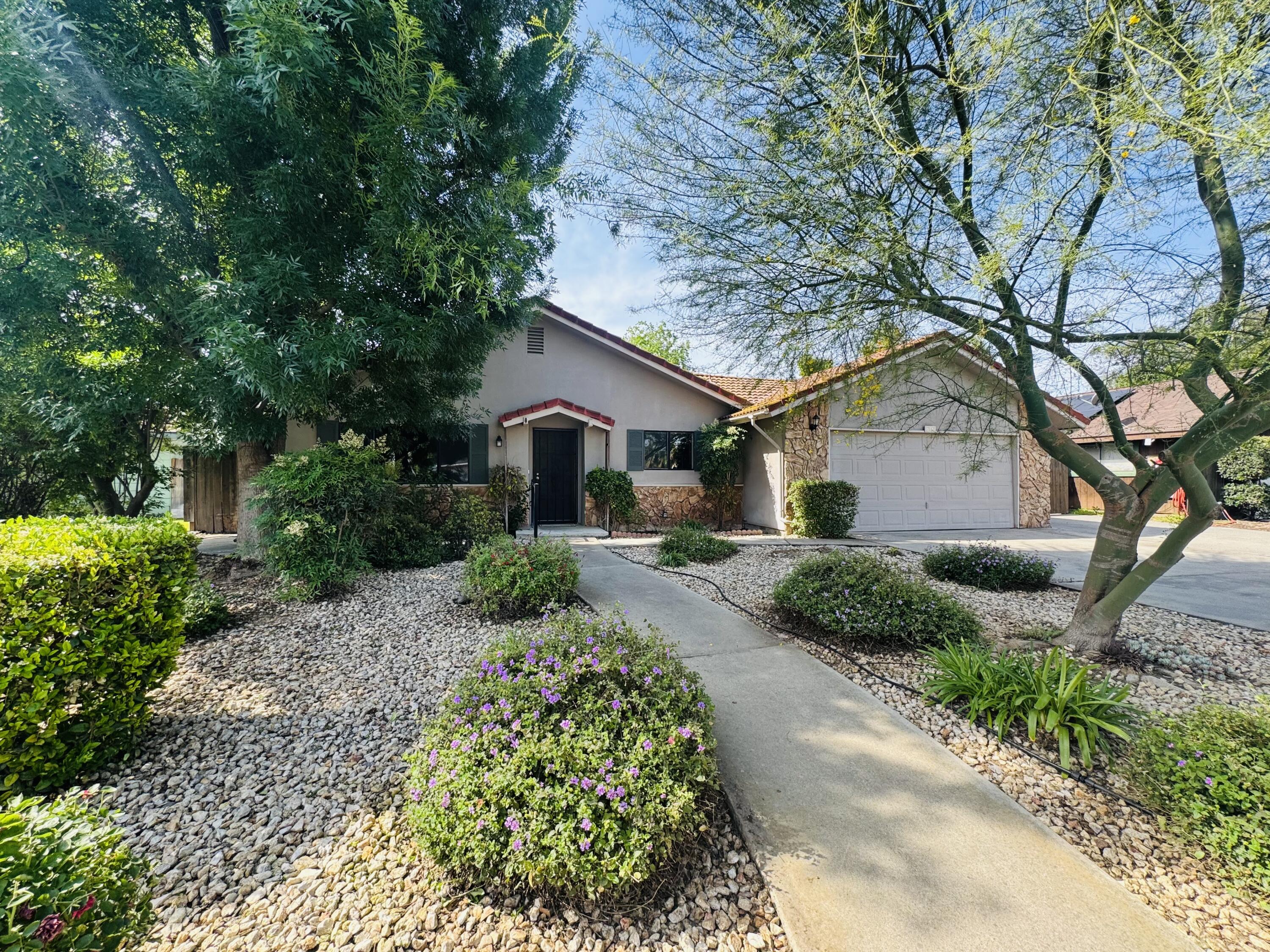 816 W Willow St, Exeter, CA 93221