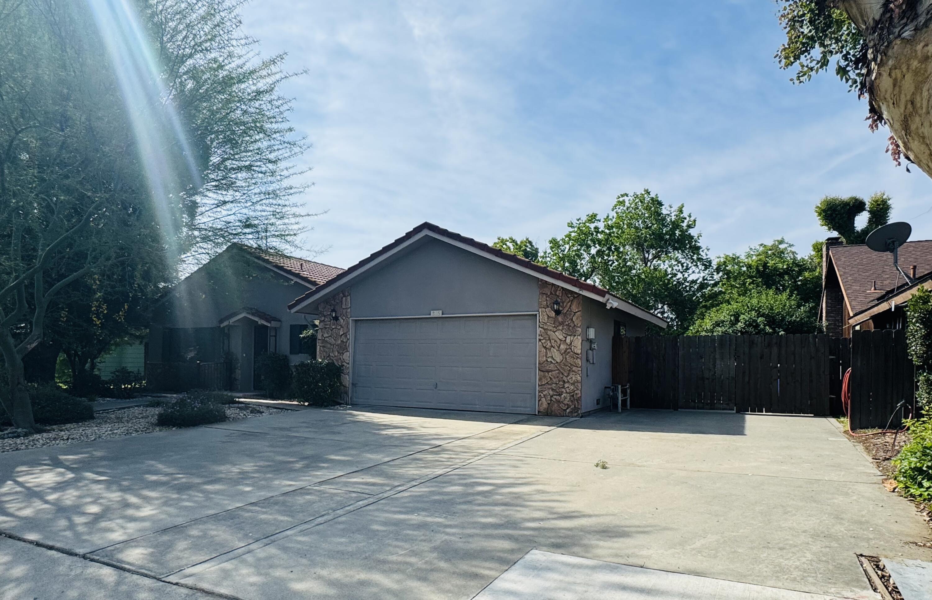 816 W Willow St, Exeter, CA 93221