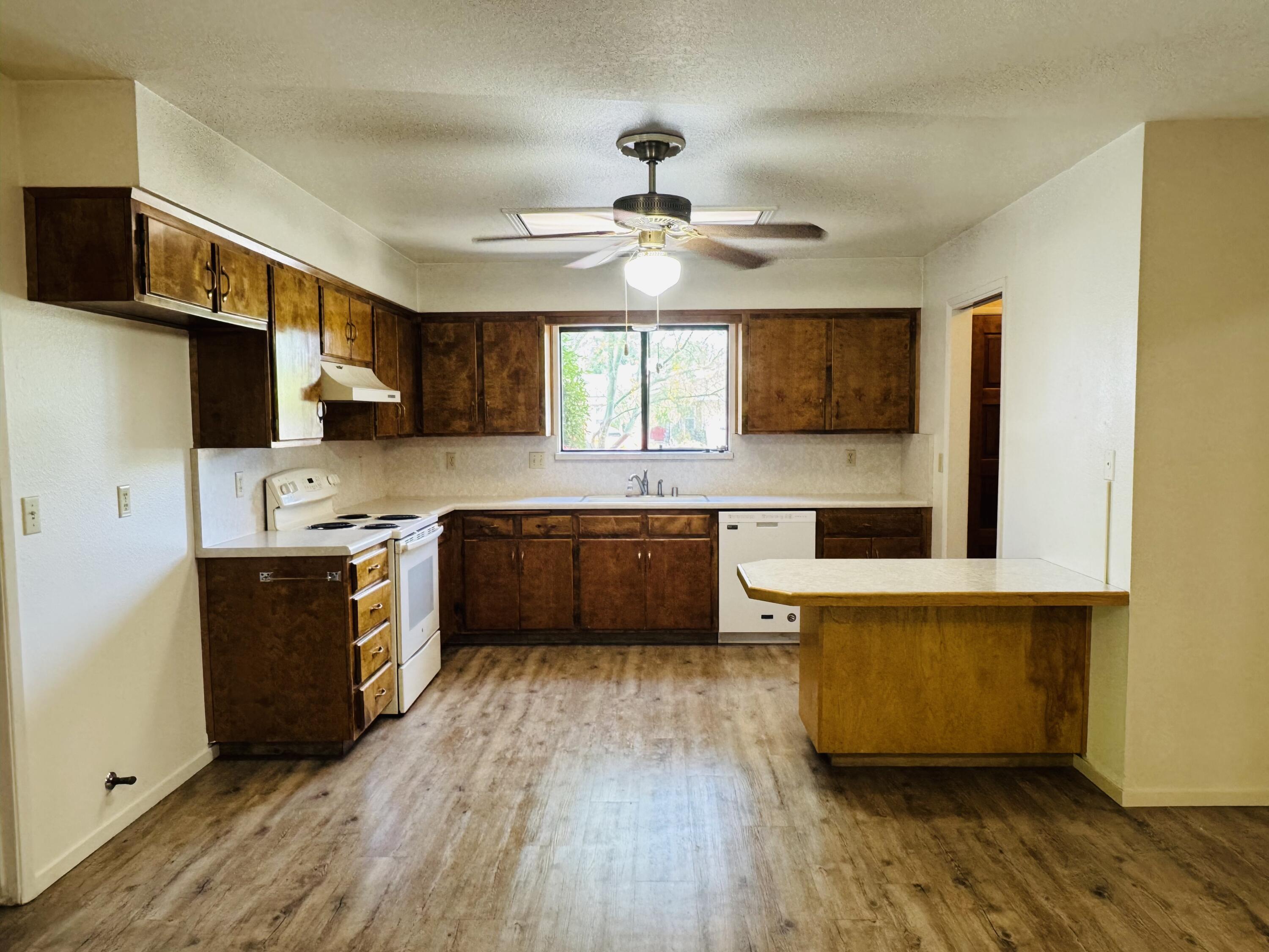 816 W Willow St, Exeter, CA 93221