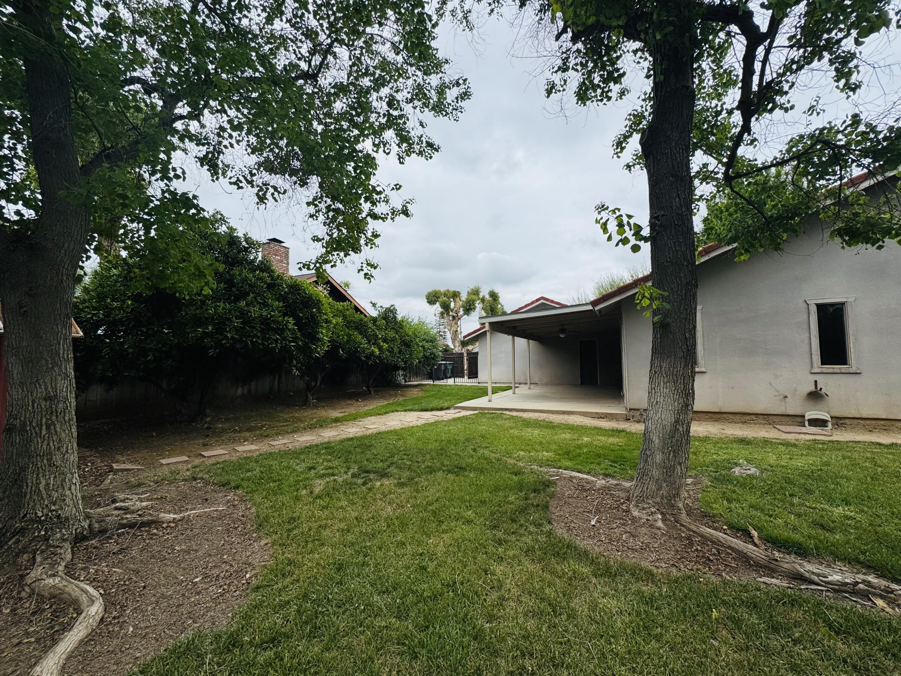 816 W Willow St, Exeter, CA 93221