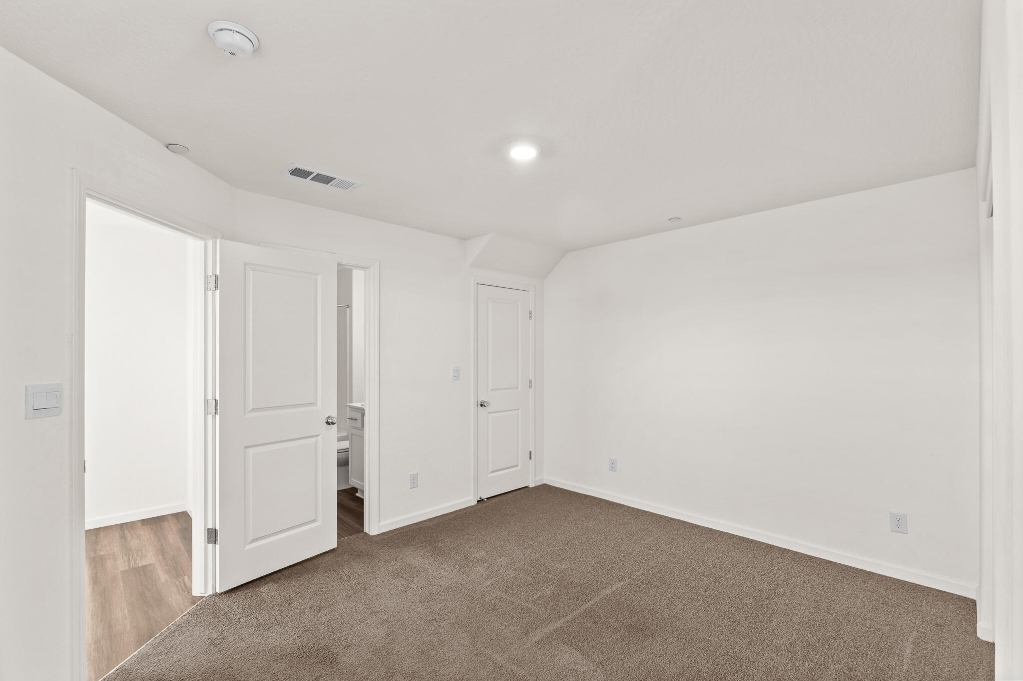 1109 E Elkhorn Ave, Visalia, CA 93277