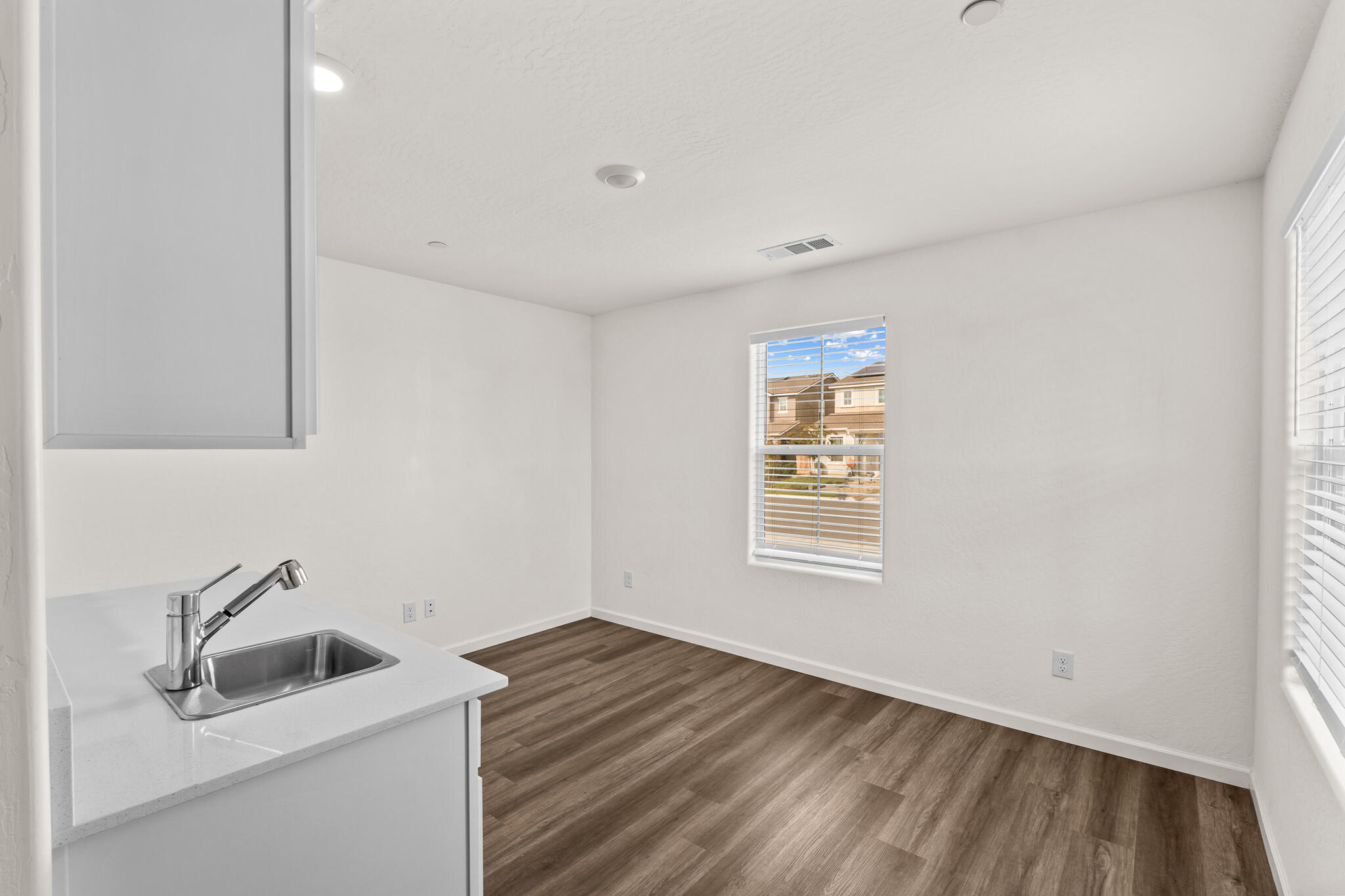 1109 E Elkhorn Ave, Visalia, CA 93277