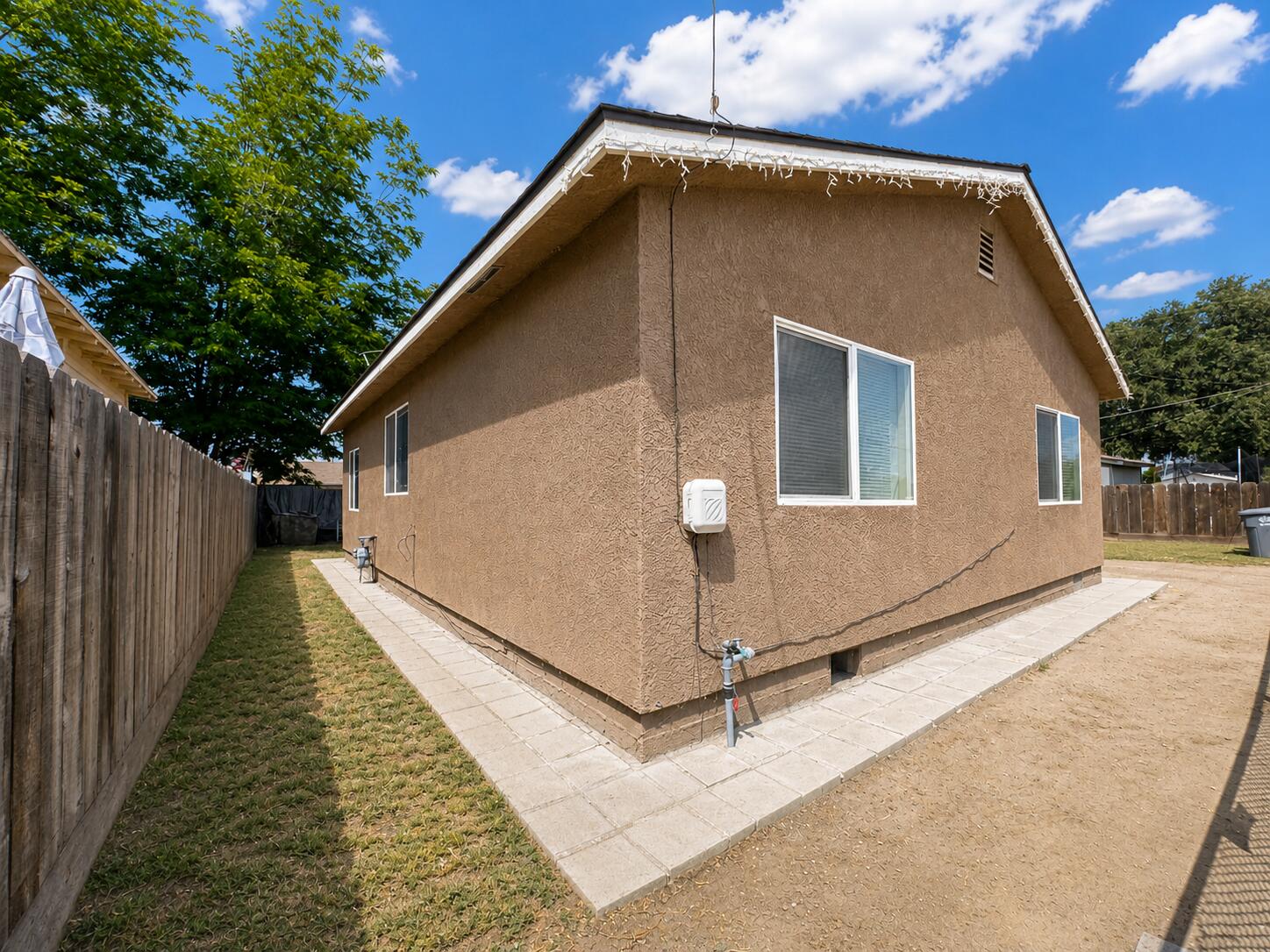 13936 Front St, Armona, CA 93202