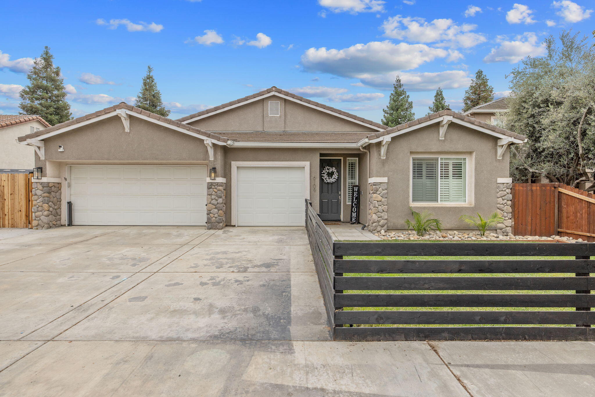 6109 W Delaware Ct, Visalia, CA 93291