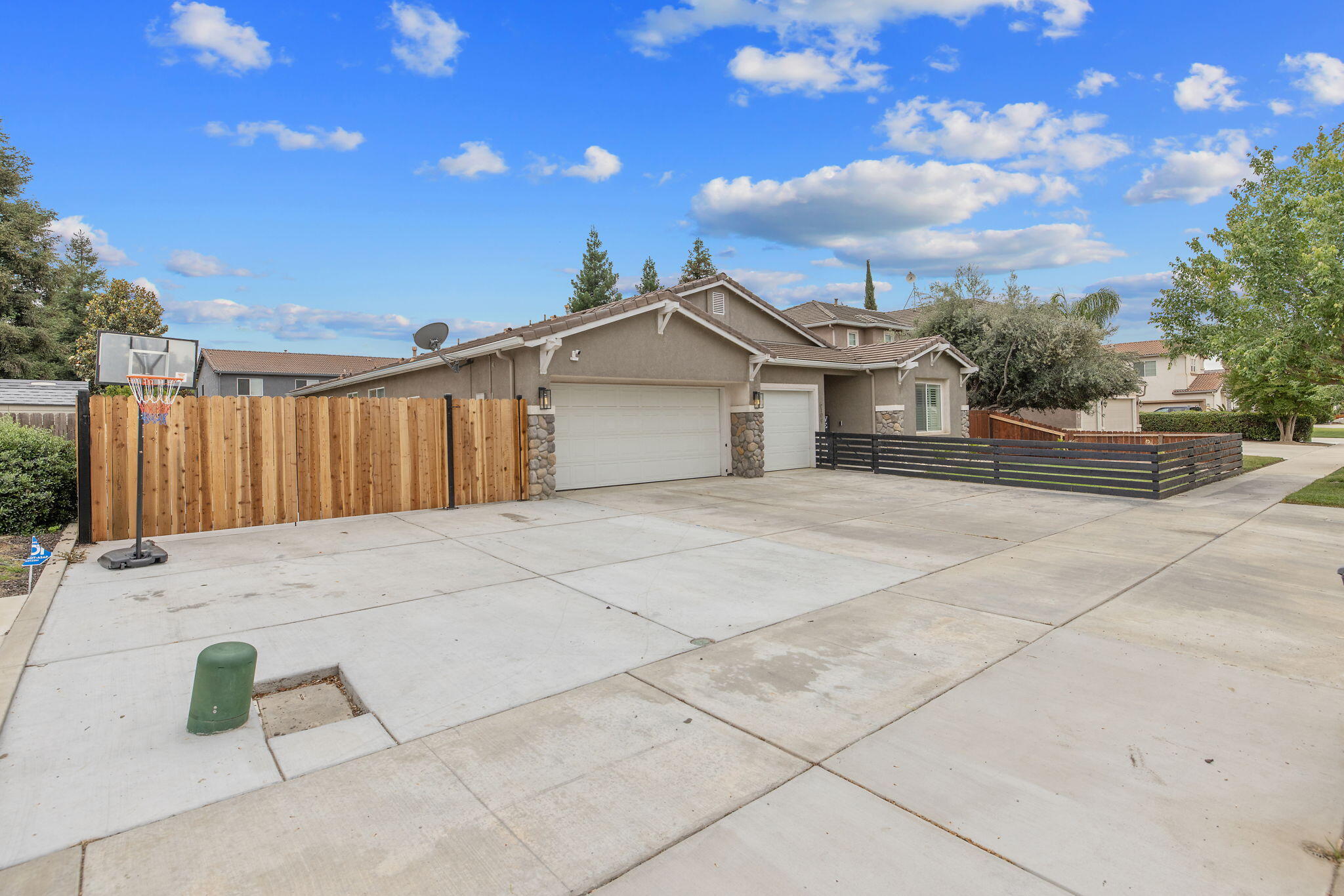 6109 W Delaware Ct, Visalia, CA 93291