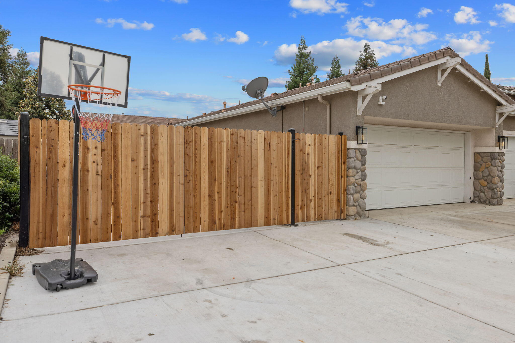6109 W Delaware Ct, Visalia, CA 93291