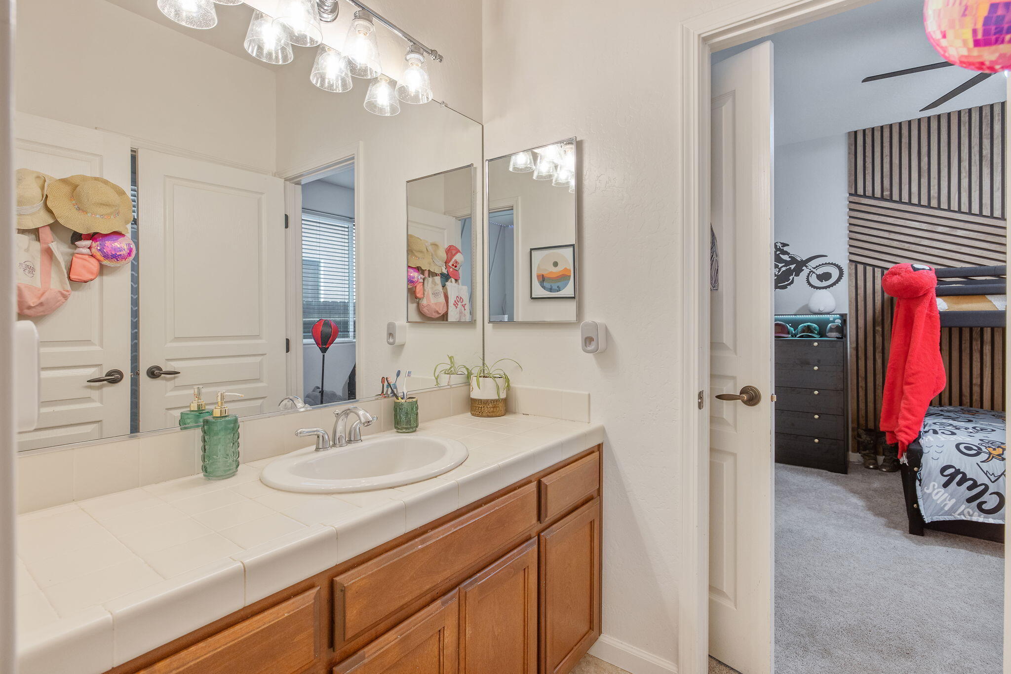 6109 W Delaware Ct, Visalia, CA 93291