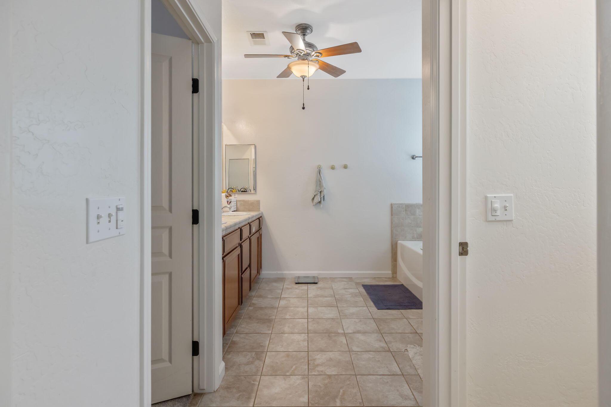 6109 W Delaware Ct, Visalia, CA 93291