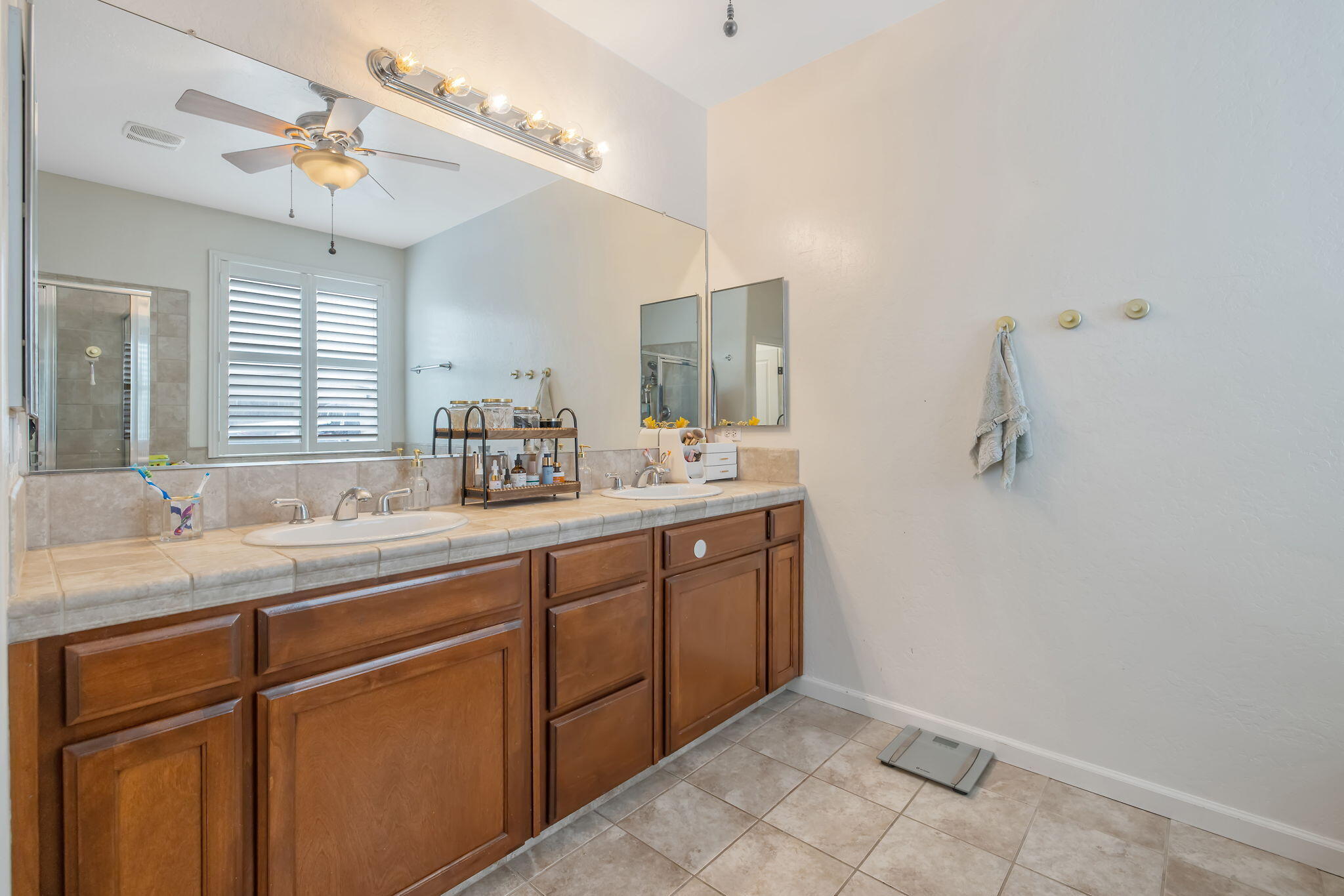 6109 W Delaware Ct, Visalia, CA 93291