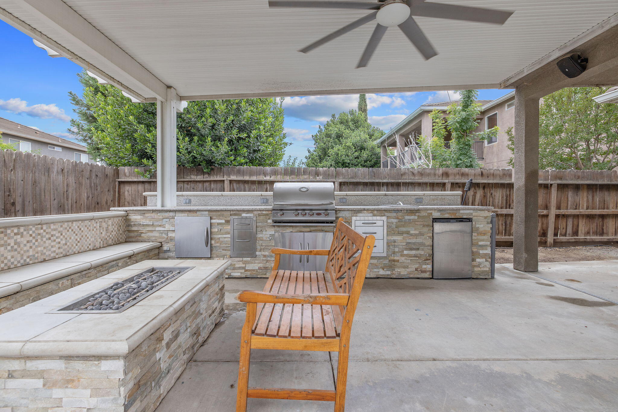 6109 W Delaware Ct, Visalia, CA 93291