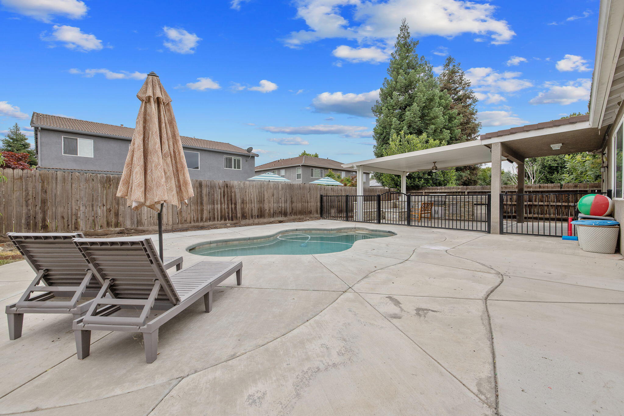 6109 W Delaware Ct, Visalia, CA 93291