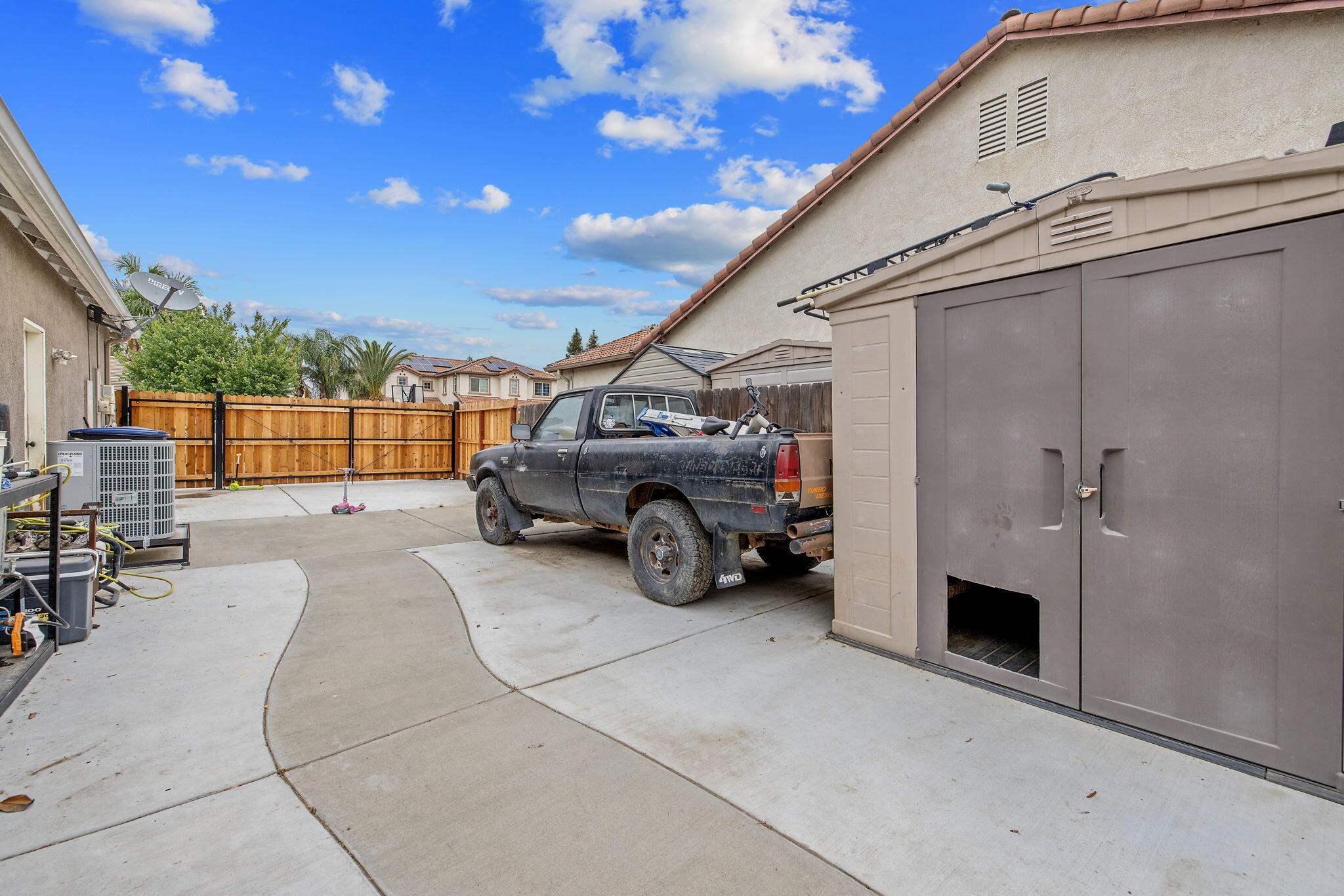 6109 W Delaware Ct, Visalia, CA 93291