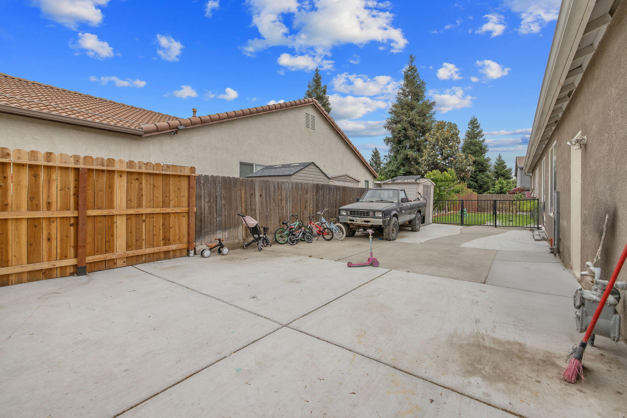 6109 W Delaware Ct, Visalia, CA 93291