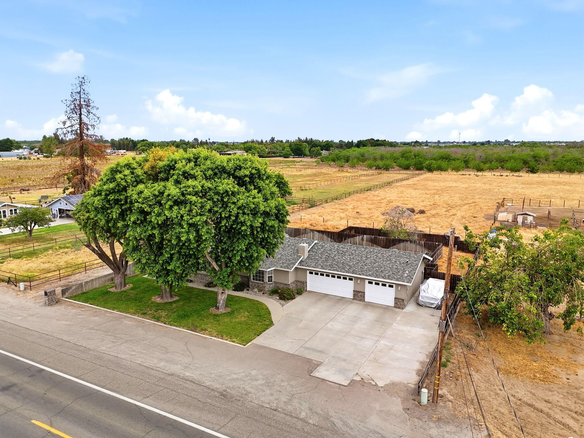 9317 14th Ave, Hanford, CA 93230