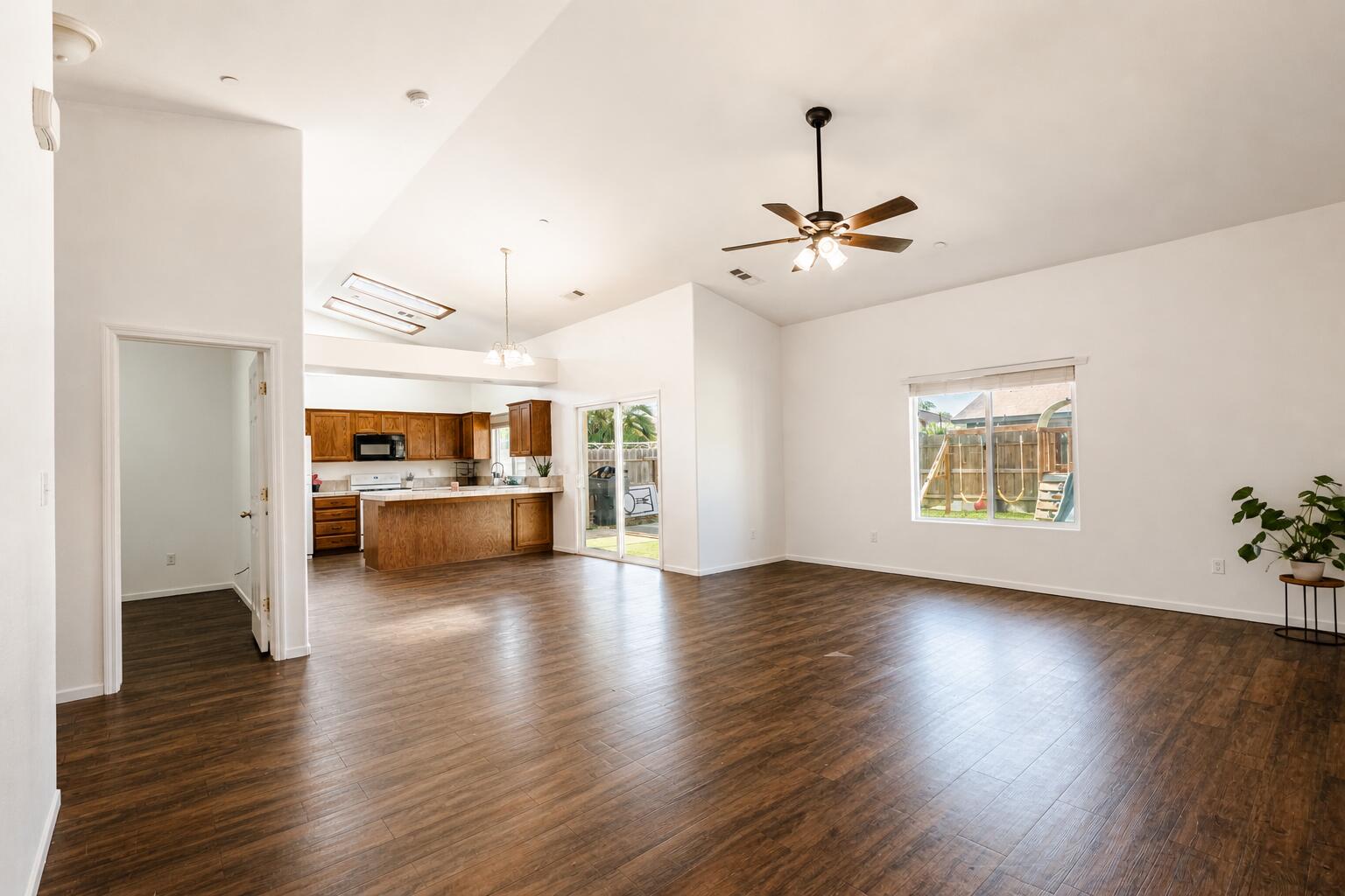 7443 Ensminger Ave, Goshen, CA 93227