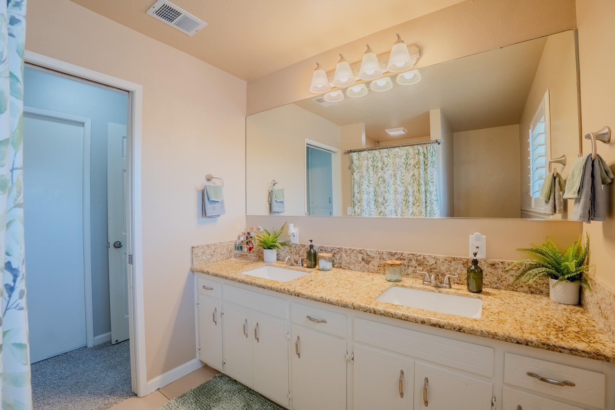3609 W Evergreen Ct, Visalia, CA 93277
