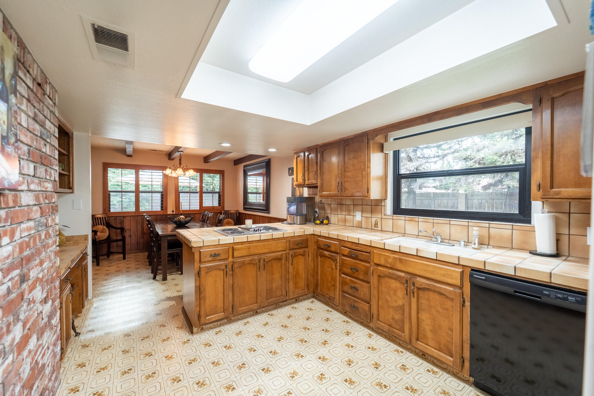 1265 N Margaret St, Tulare, CA 93274