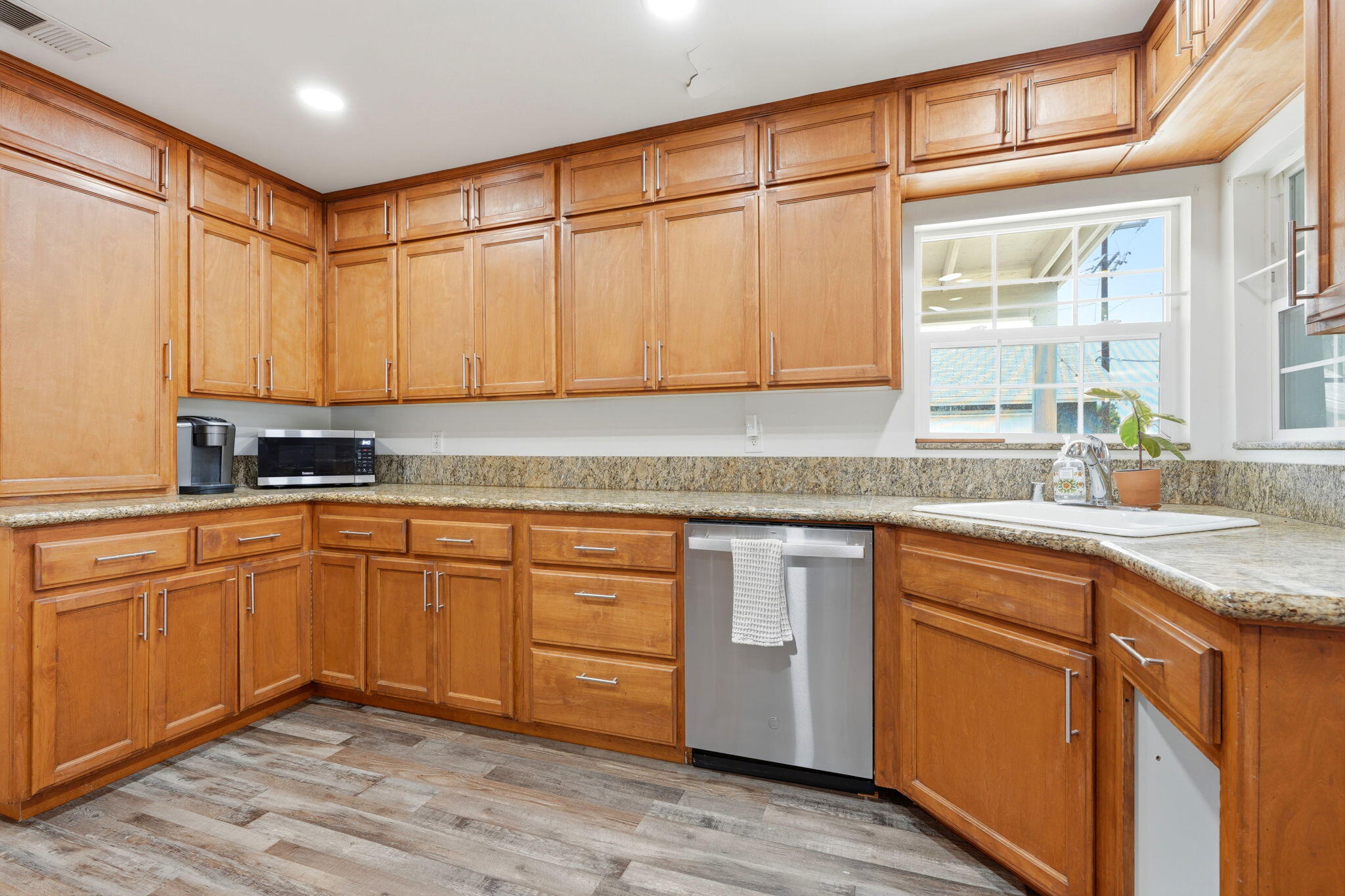 1626 E Sequoia Ave, Tulare, CA 93274