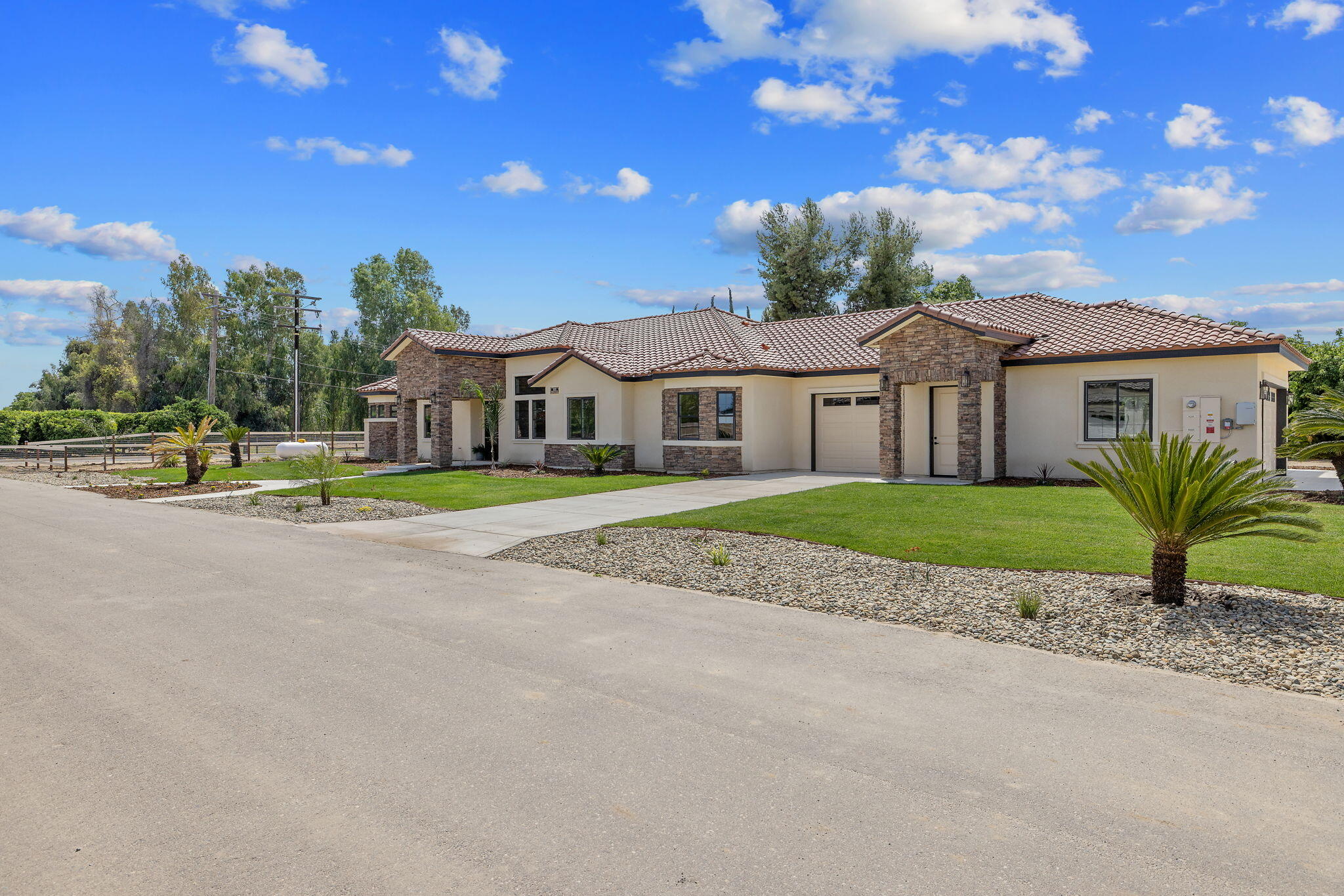 503 E Palm Ct, Exeter, CA 93221