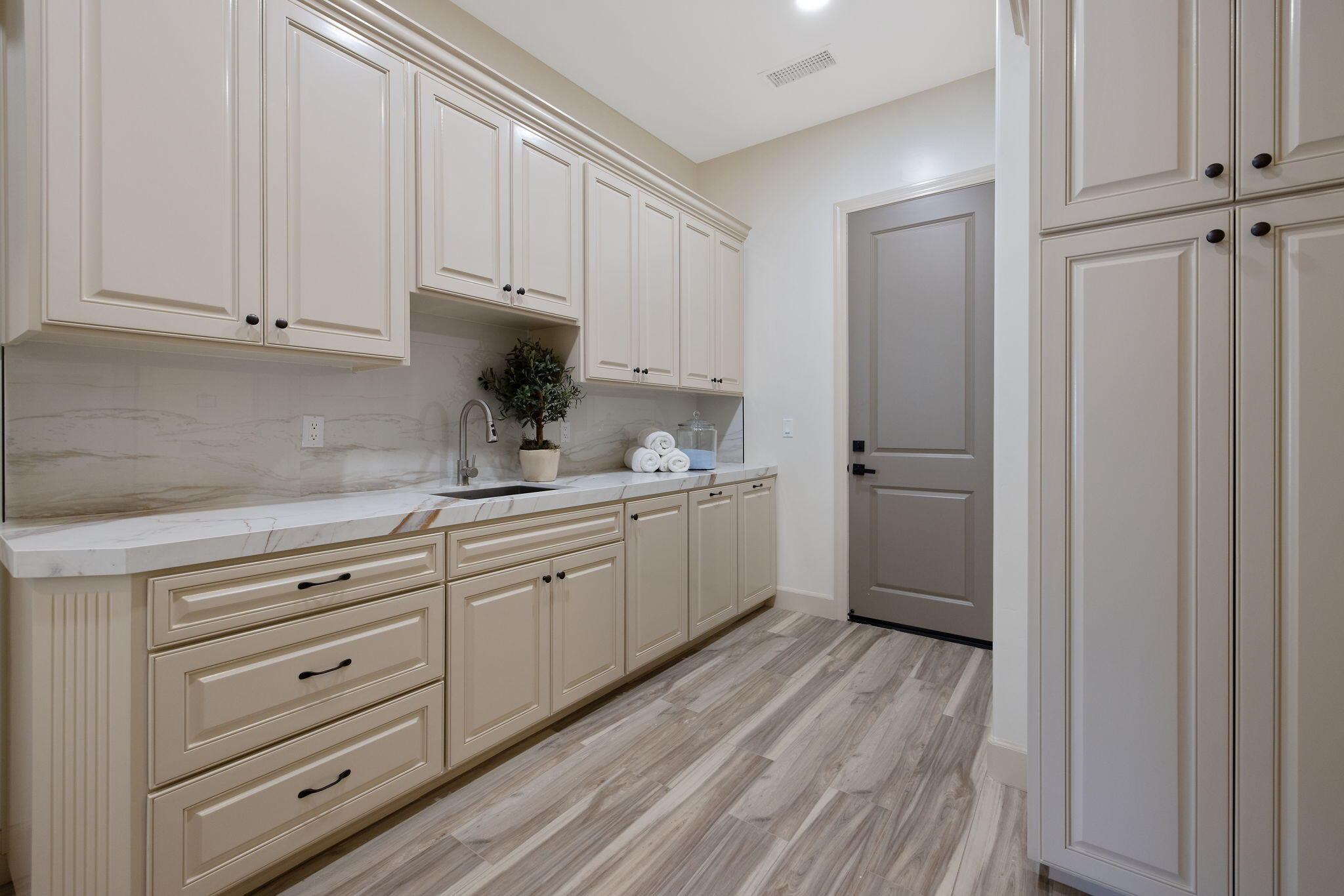 503 E Palm Ct, Exeter, CA 93221