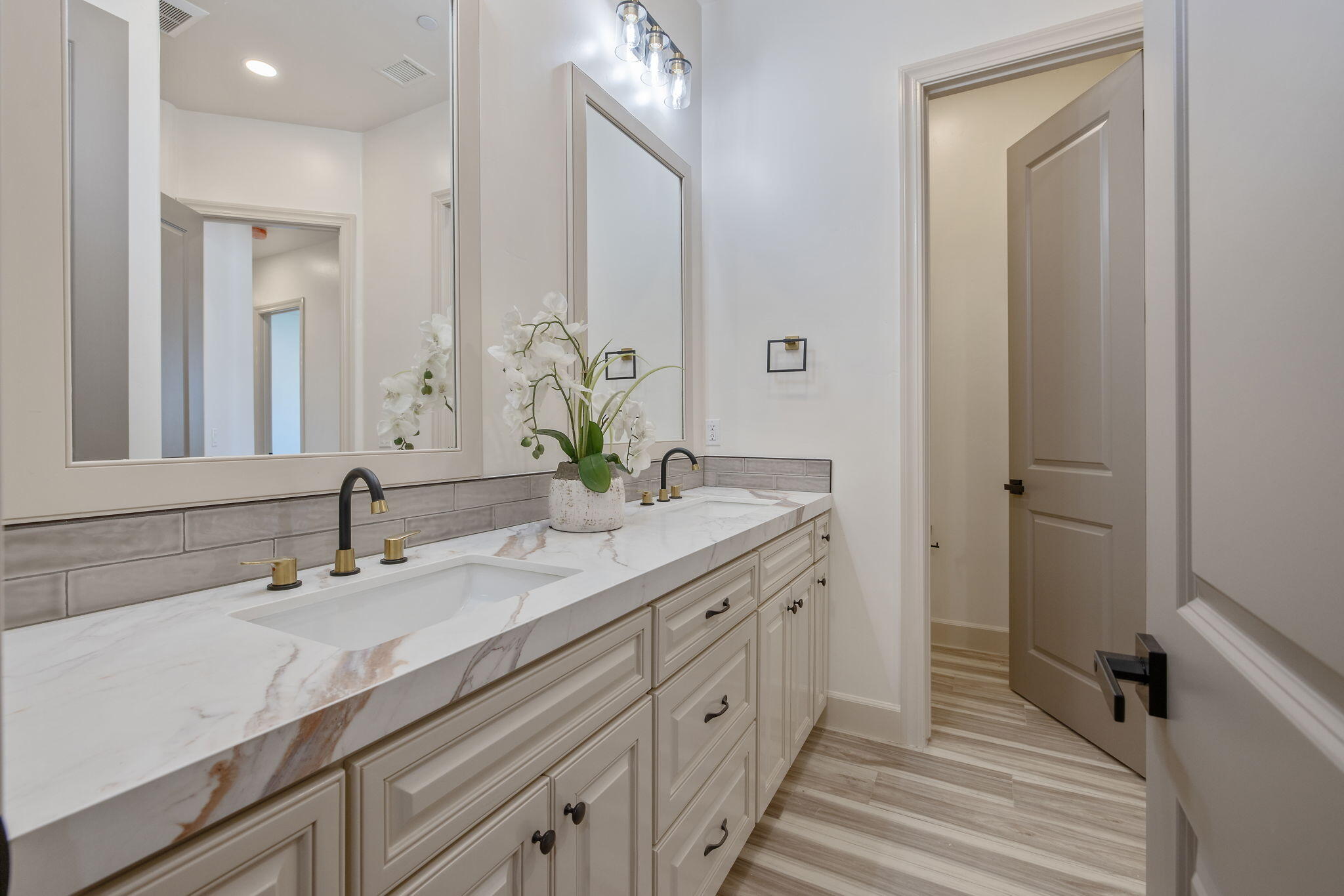 503 E Palm Ct, Exeter, CA 93221