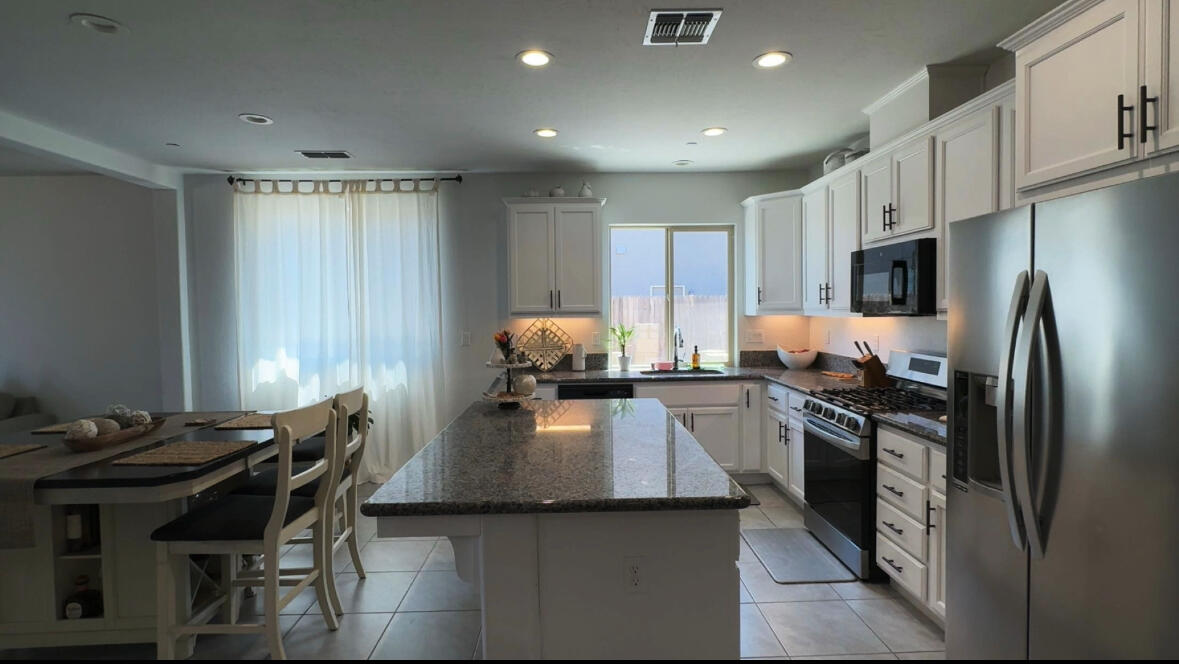 1532 W Tyler Ct, Visalia, CA 93291