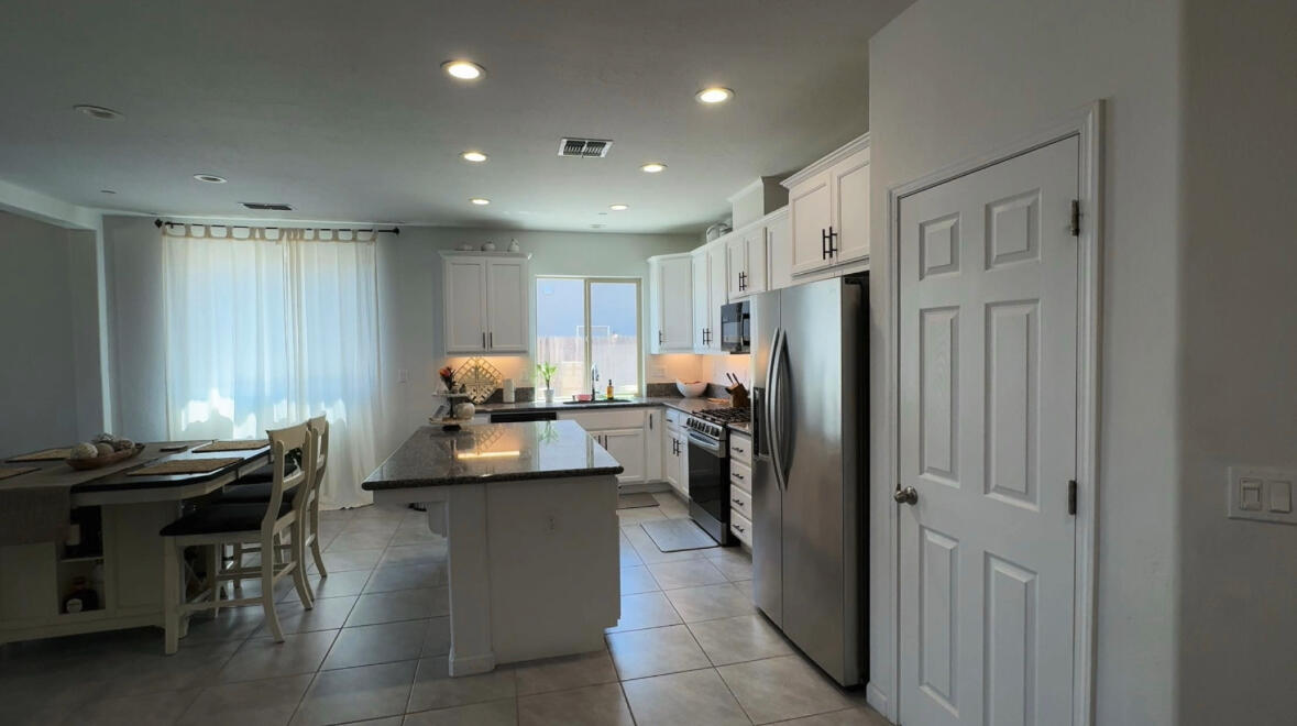 1532 W Tyler Ct, Visalia, CA 93291