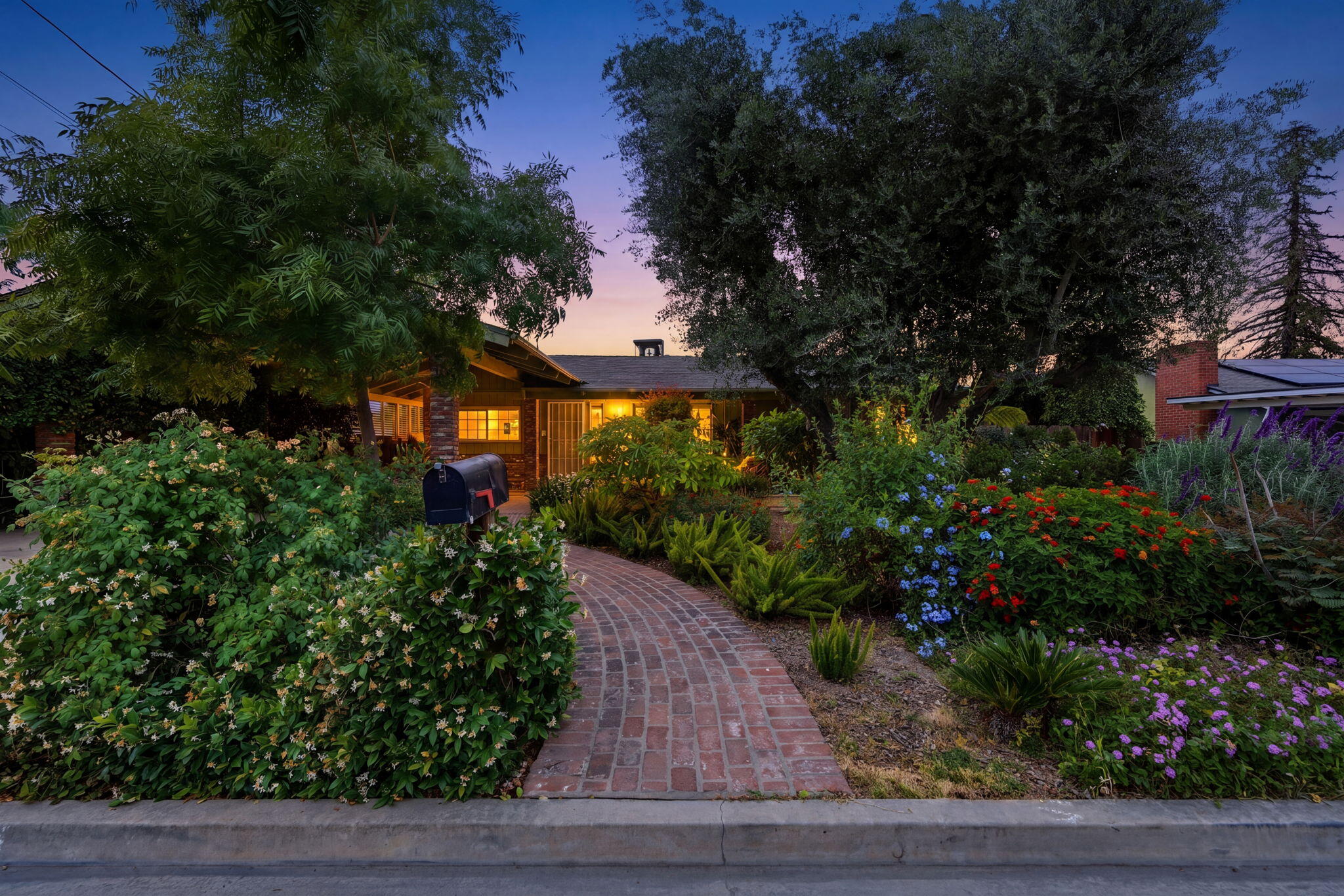 1361 N Oaks St, Tulare, CA 93274