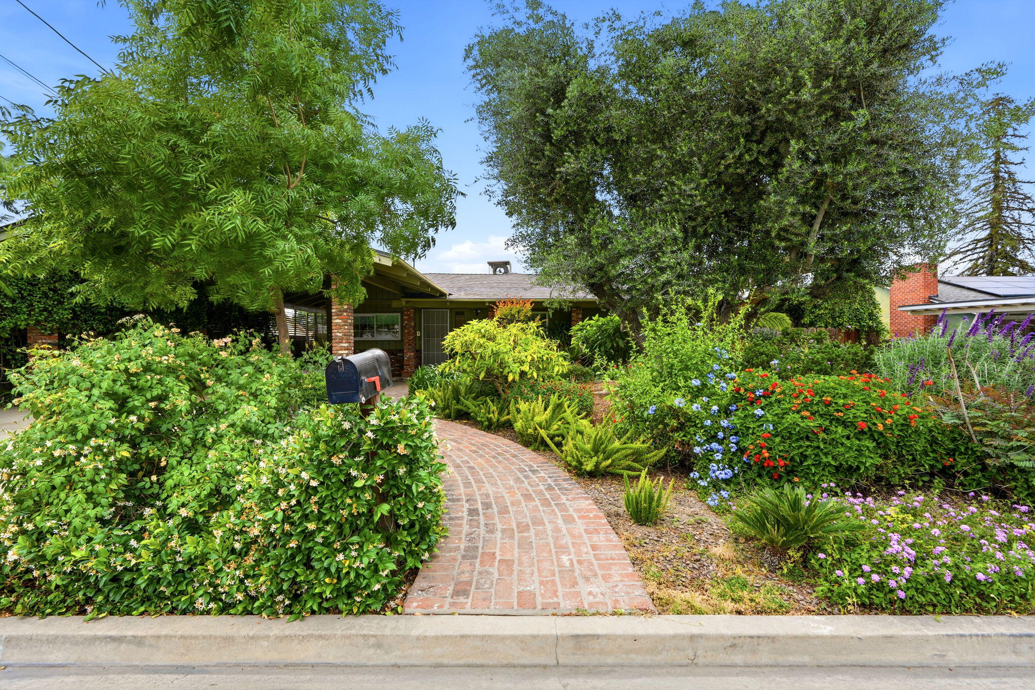 1361 N Oaks St, Tulare, CA 93274