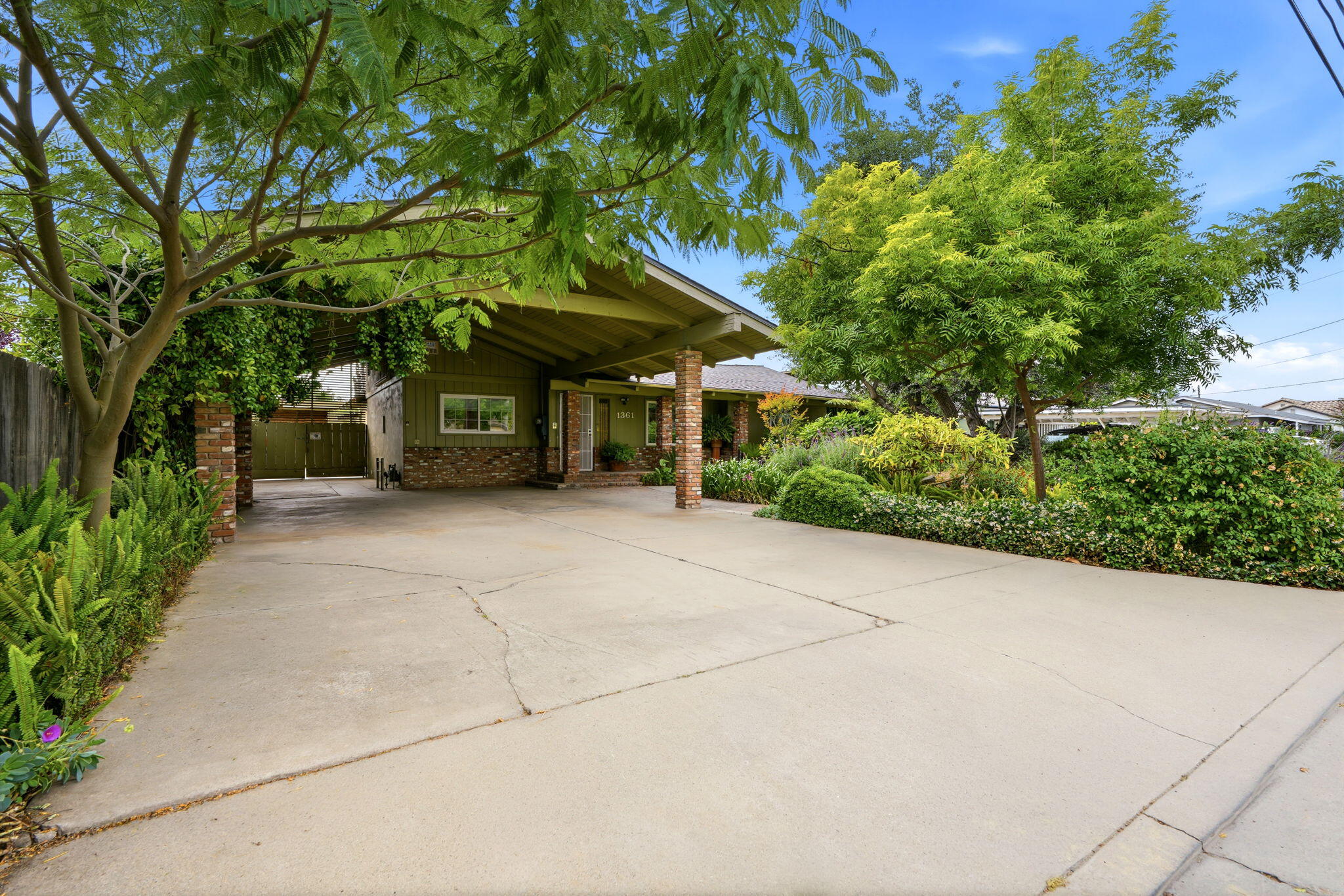 1361 N Oaks St, Tulare, CA 93274