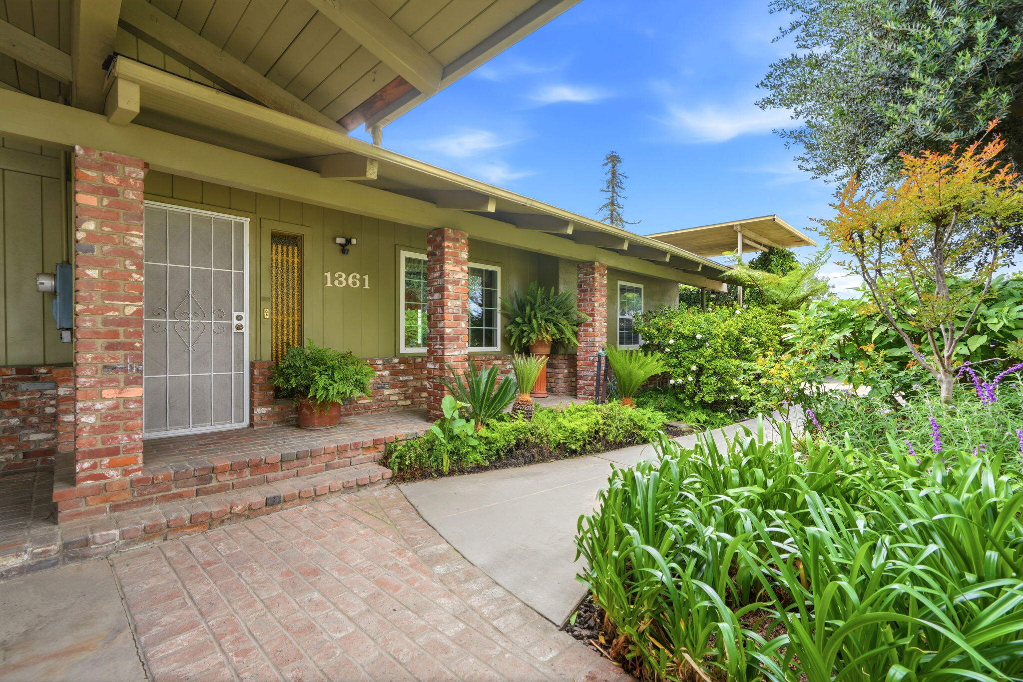 1361 N Oaks St, Tulare, CA 93274