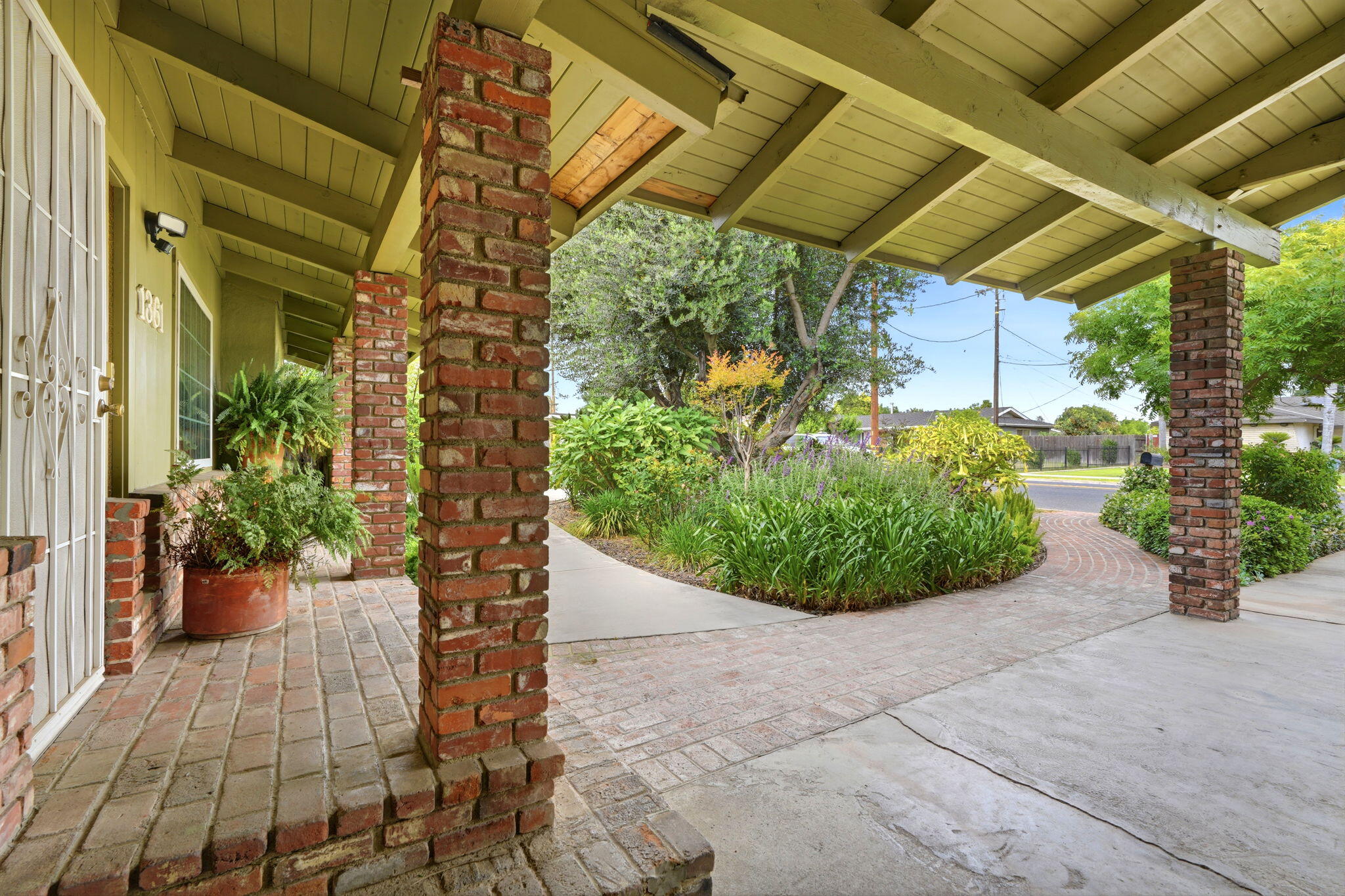 1361 N Oaks St, Tulare, CA 93274