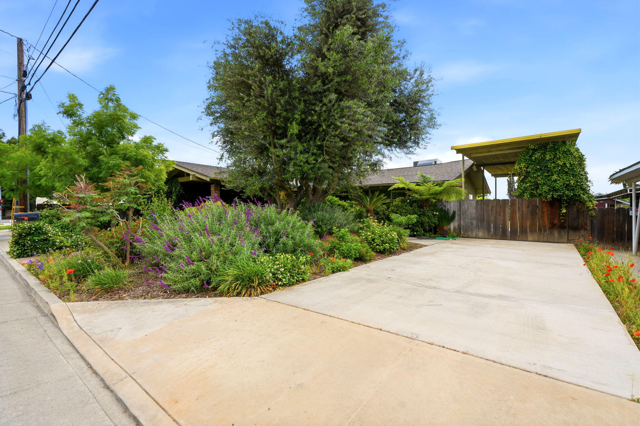 1361 N Oaks St, Tulare, CA 93274