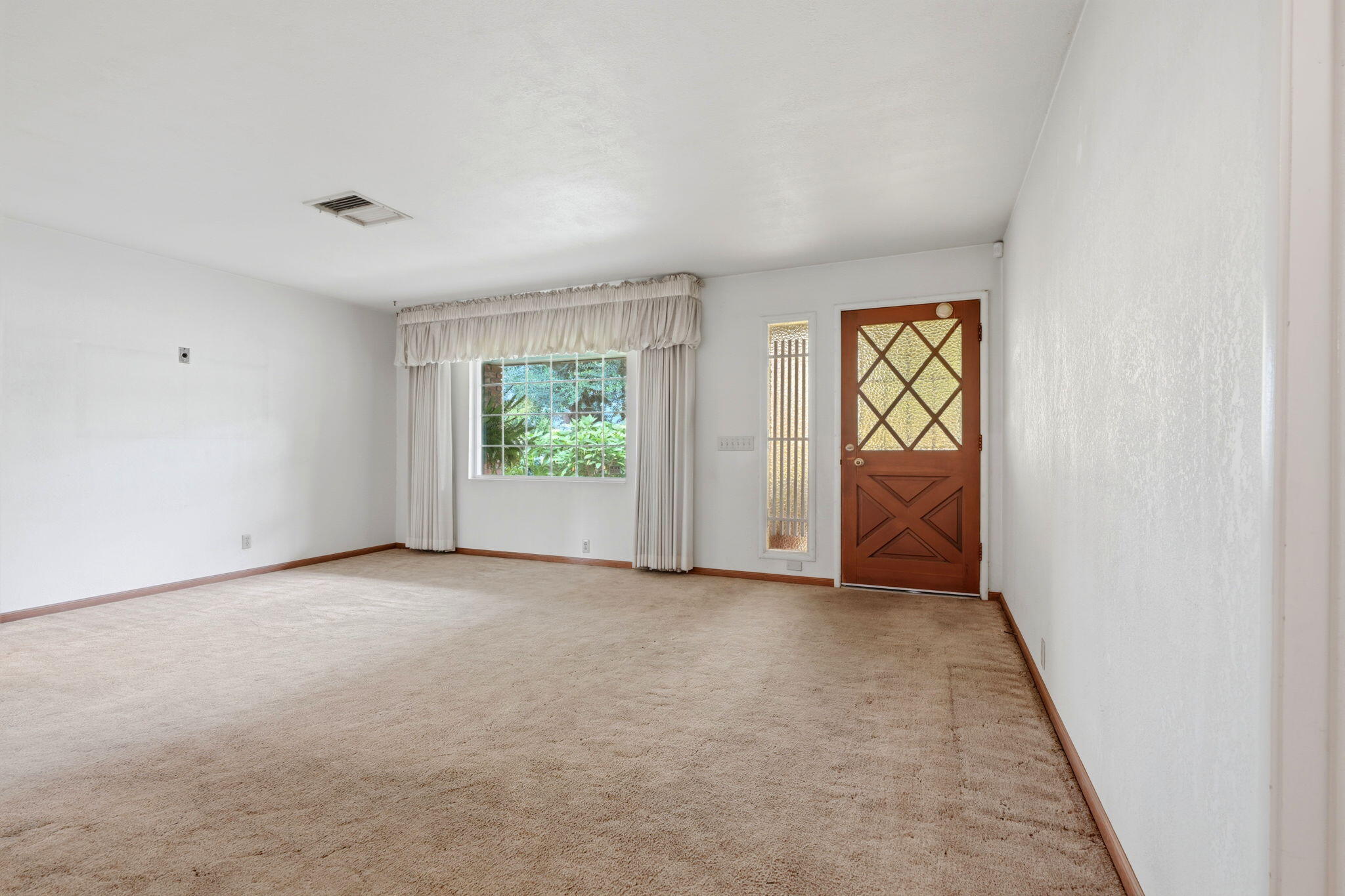 1361 N Oaks St, Tulare, CA 93274