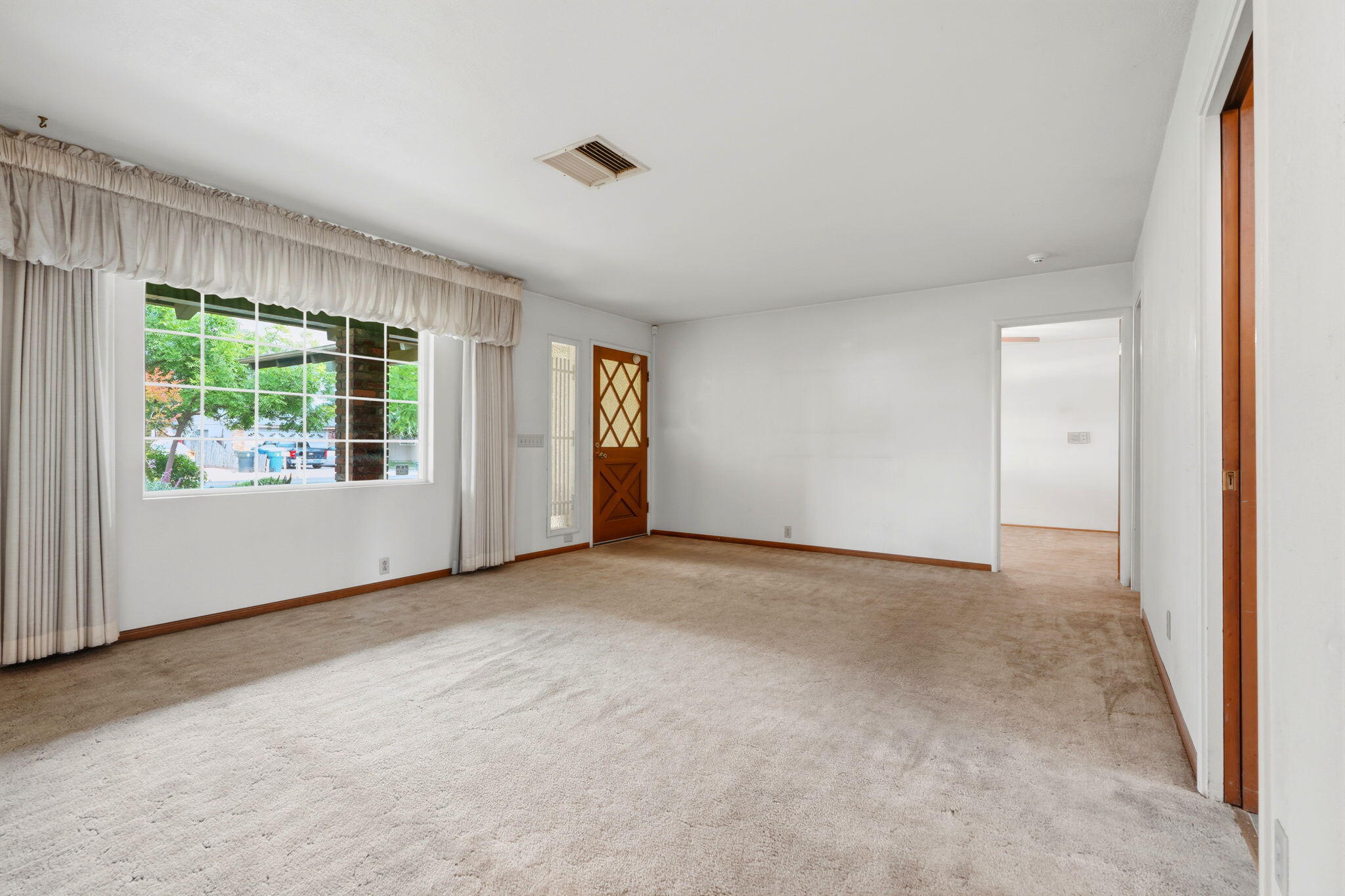 1361 N Oaks St, Tulare, CA 93274