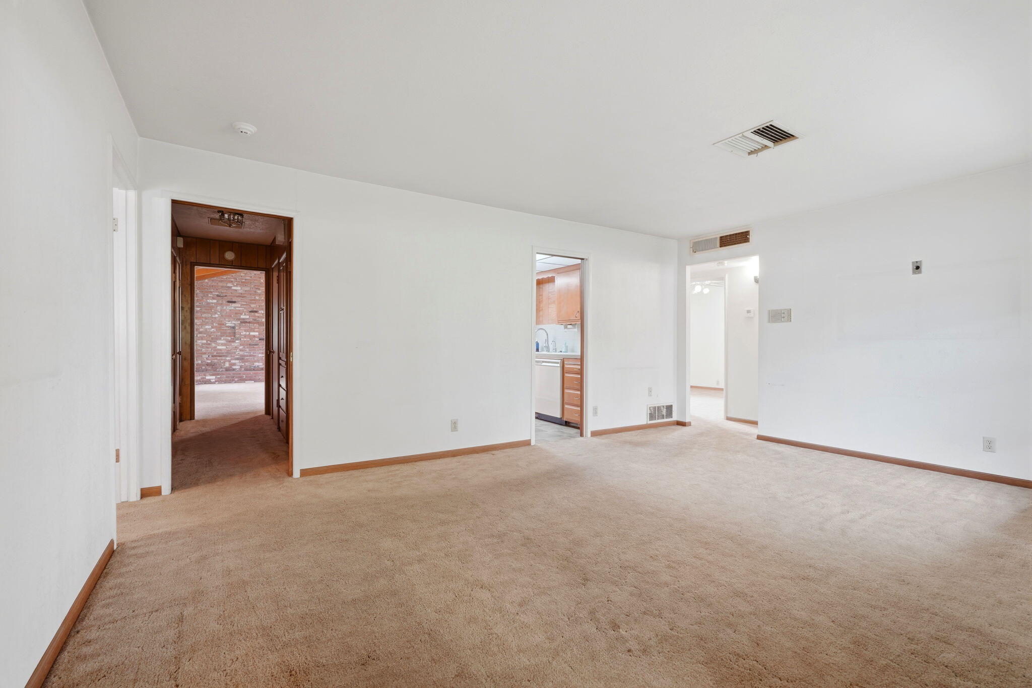 1361 N Oaks St, Tulare, CA 93274