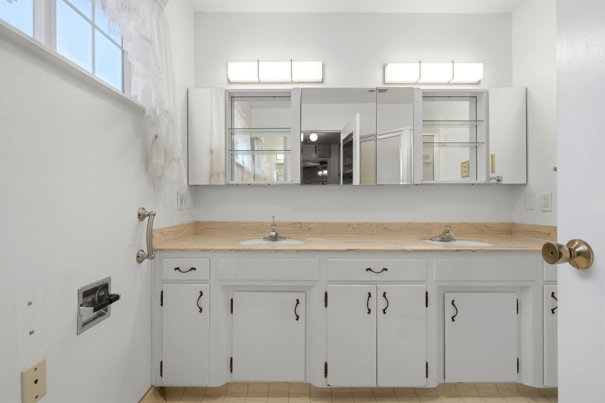 1361 N Oaks St, Tulare, CA 93274