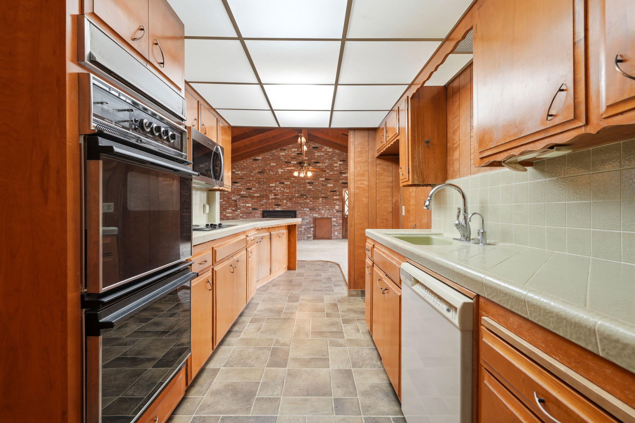1361 N Oaks St, Tulare, CA 93274