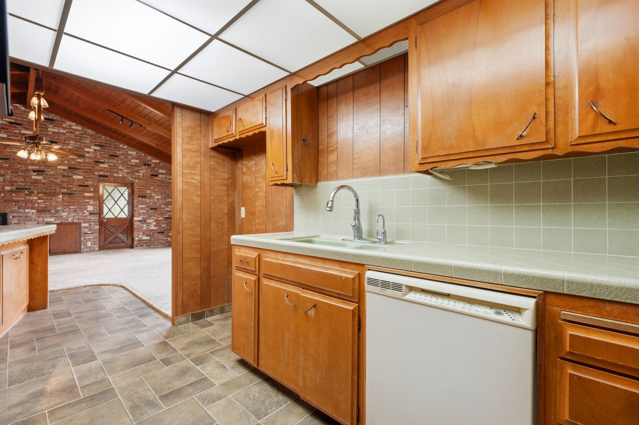 1361 N Oaks St, Tulare, CA 93274