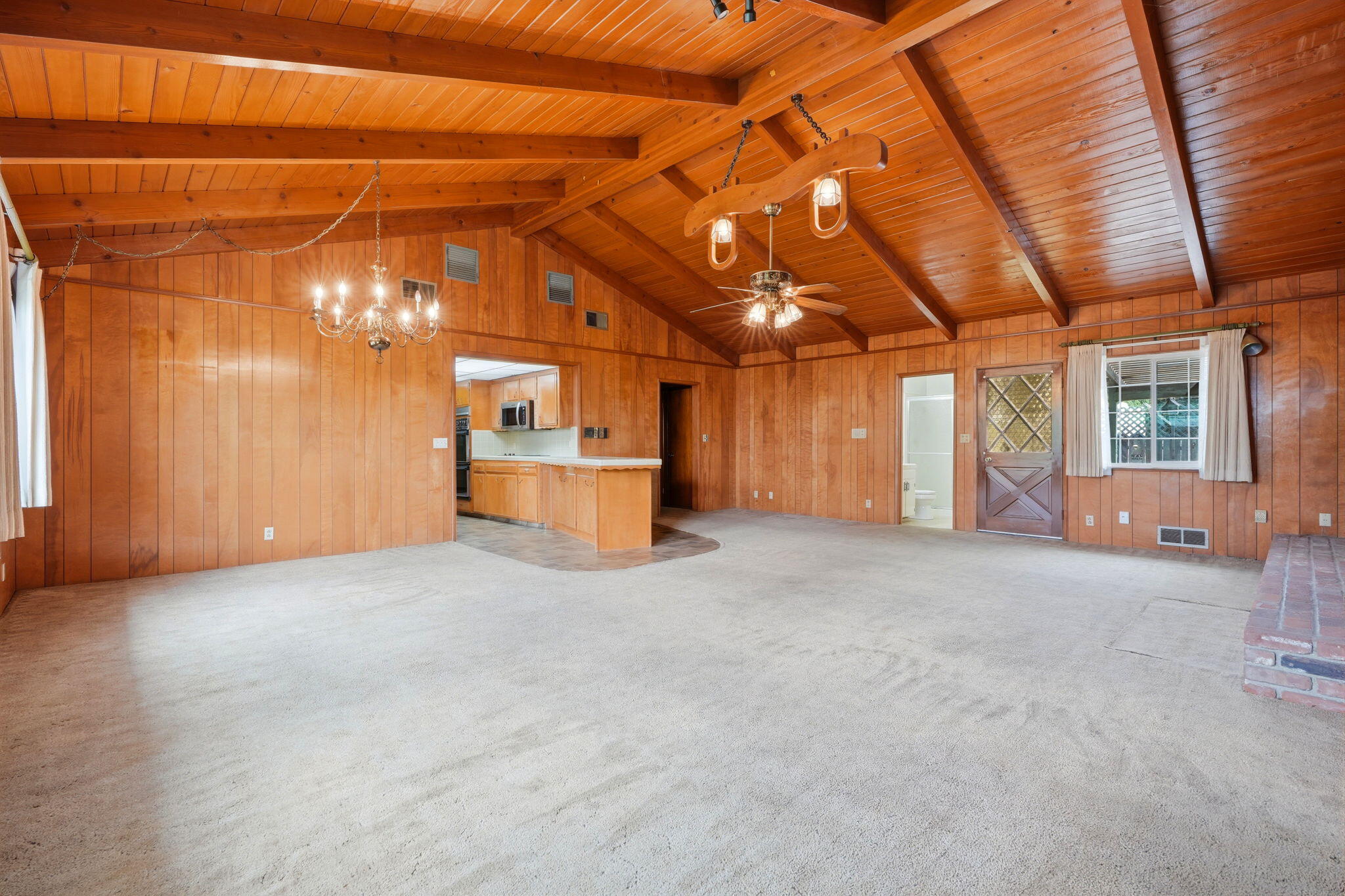 1361 N Oaks St, Tulare, CA 93274