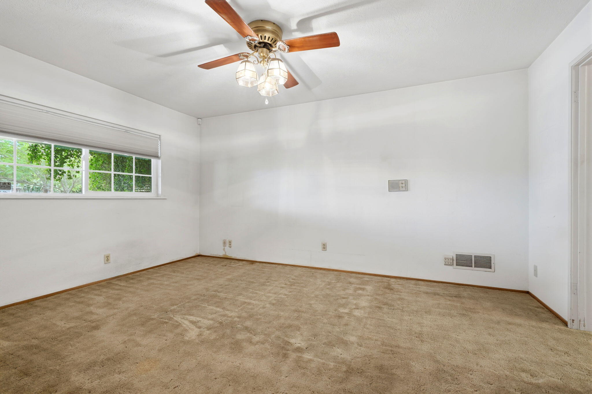 1361 N Oaks St, Tulare, CA 93274