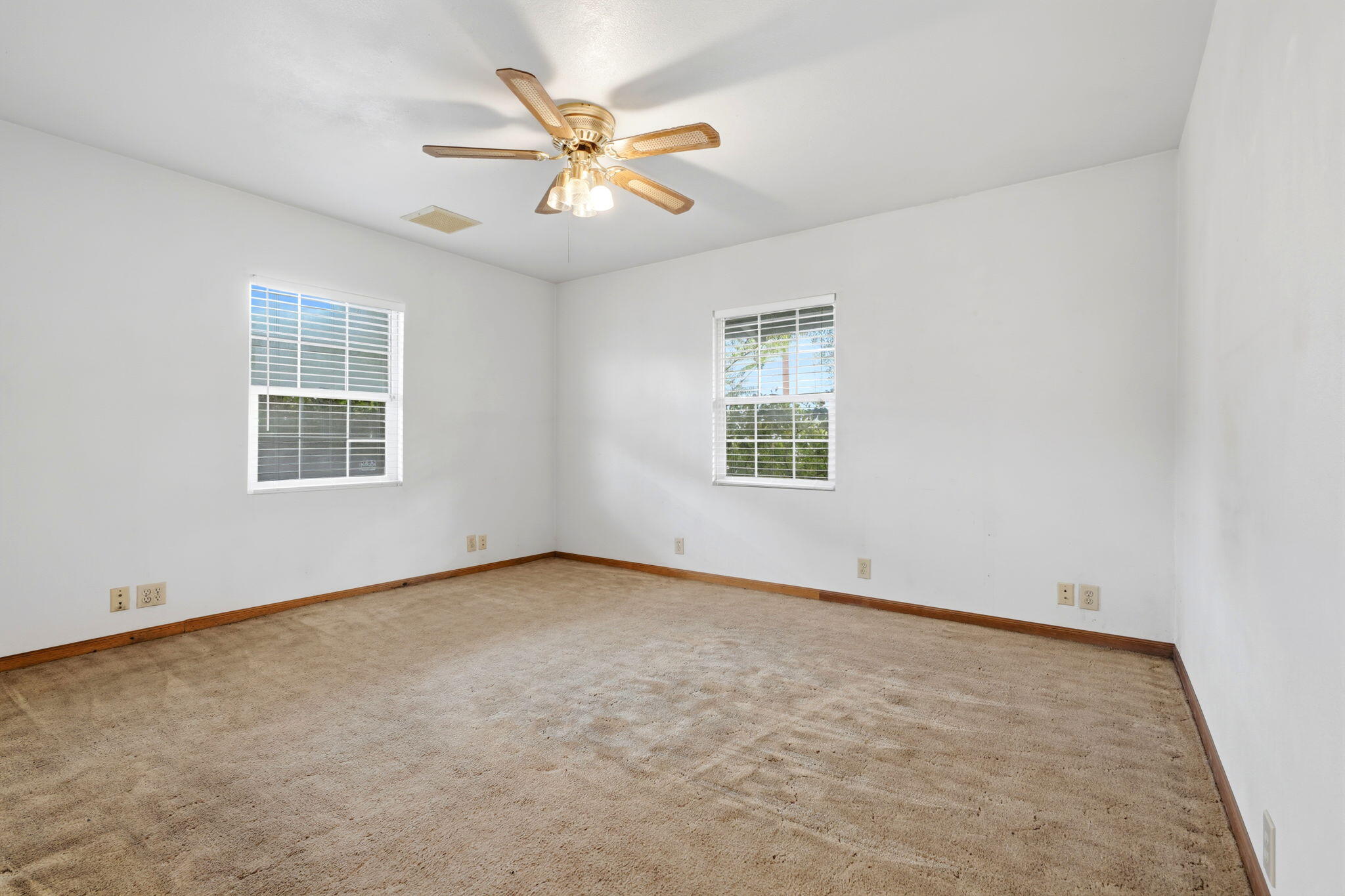 1361 N Oaks St, Tulare, CA 93274